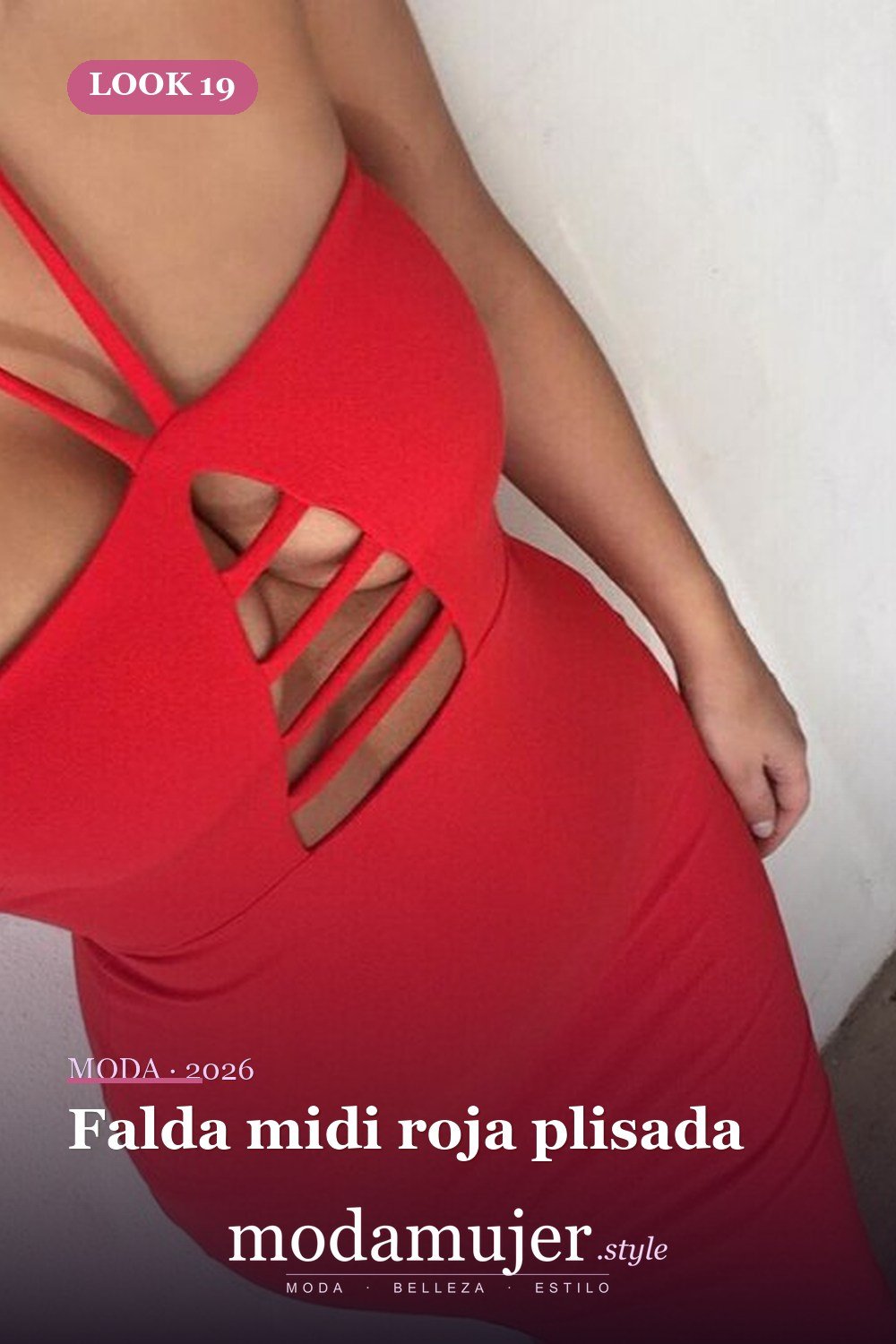 Falda midi roja plisada — 35 trajes rojos para usar antes de los 30