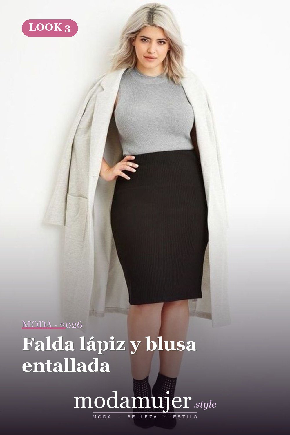 Falda lápiz y blusa entallada — 36 ideas de atuendos de trabajo profesional para mujeres de talla grande