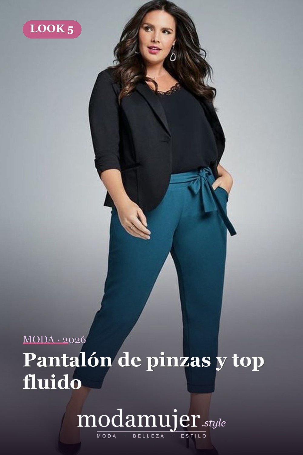 Pantalón de pinzas y top fluido — 36 ideas de atuendos de trabajo profesional para mujeres de talla grande