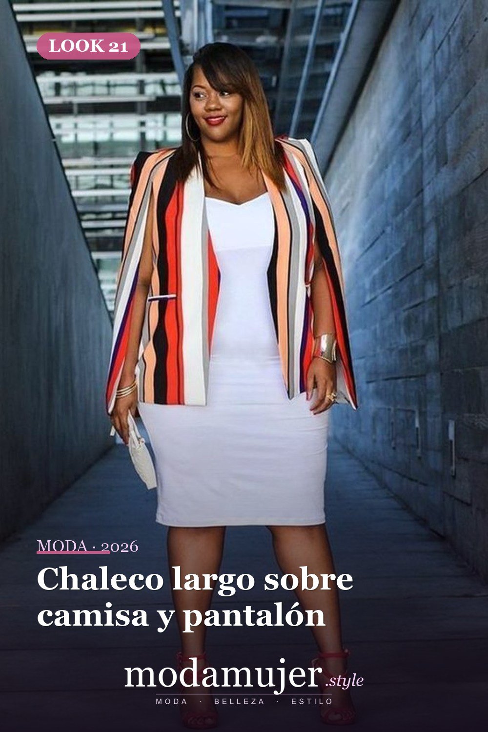 Chaleco largo sobre camisa y pantalón — 36 ideas de atuendos de trabajo profesional para mujeres de talla grande