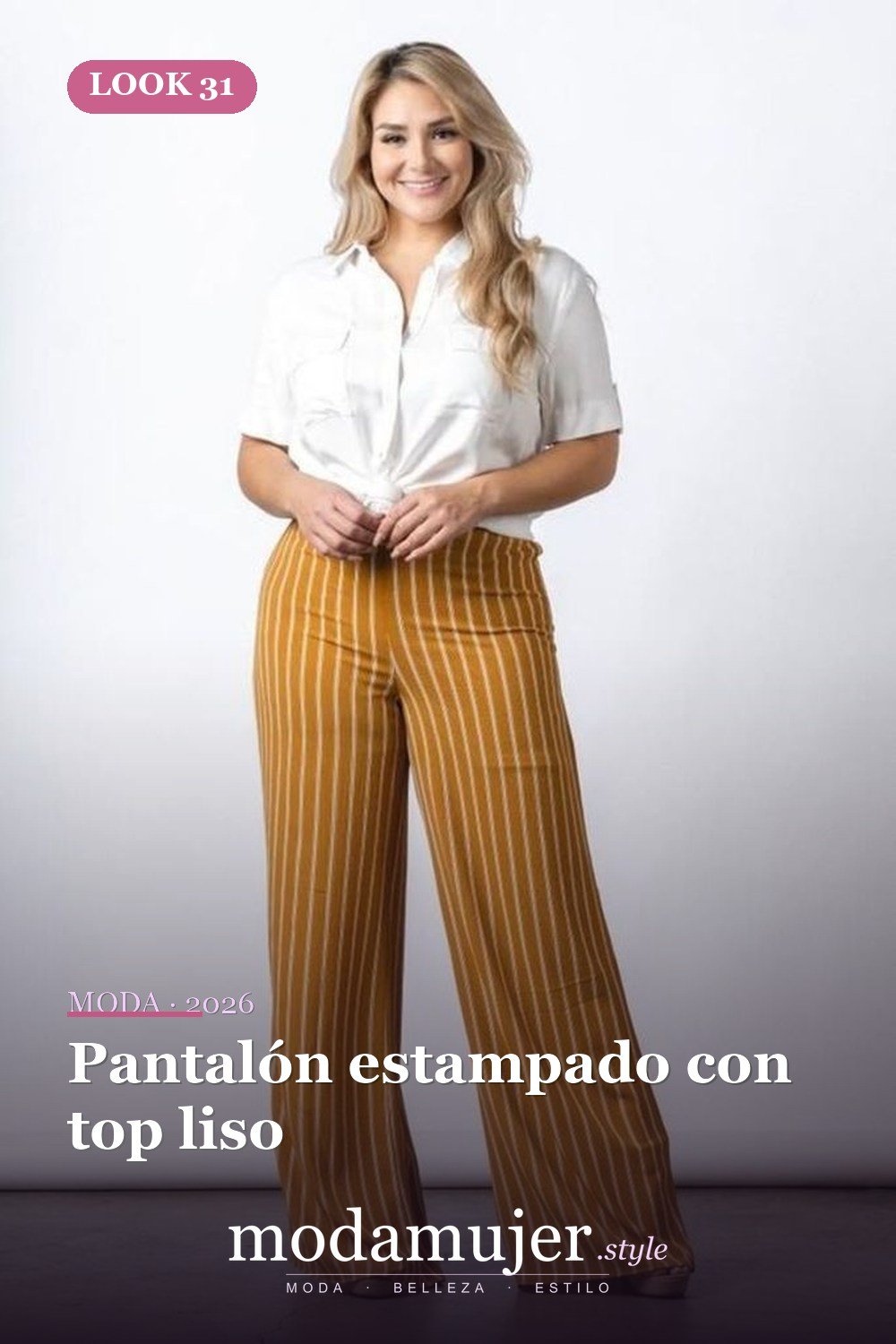 Pantalón estampado con top liso — 36 ideas de atuendos de trabajo profesional para mujeres de talla grande