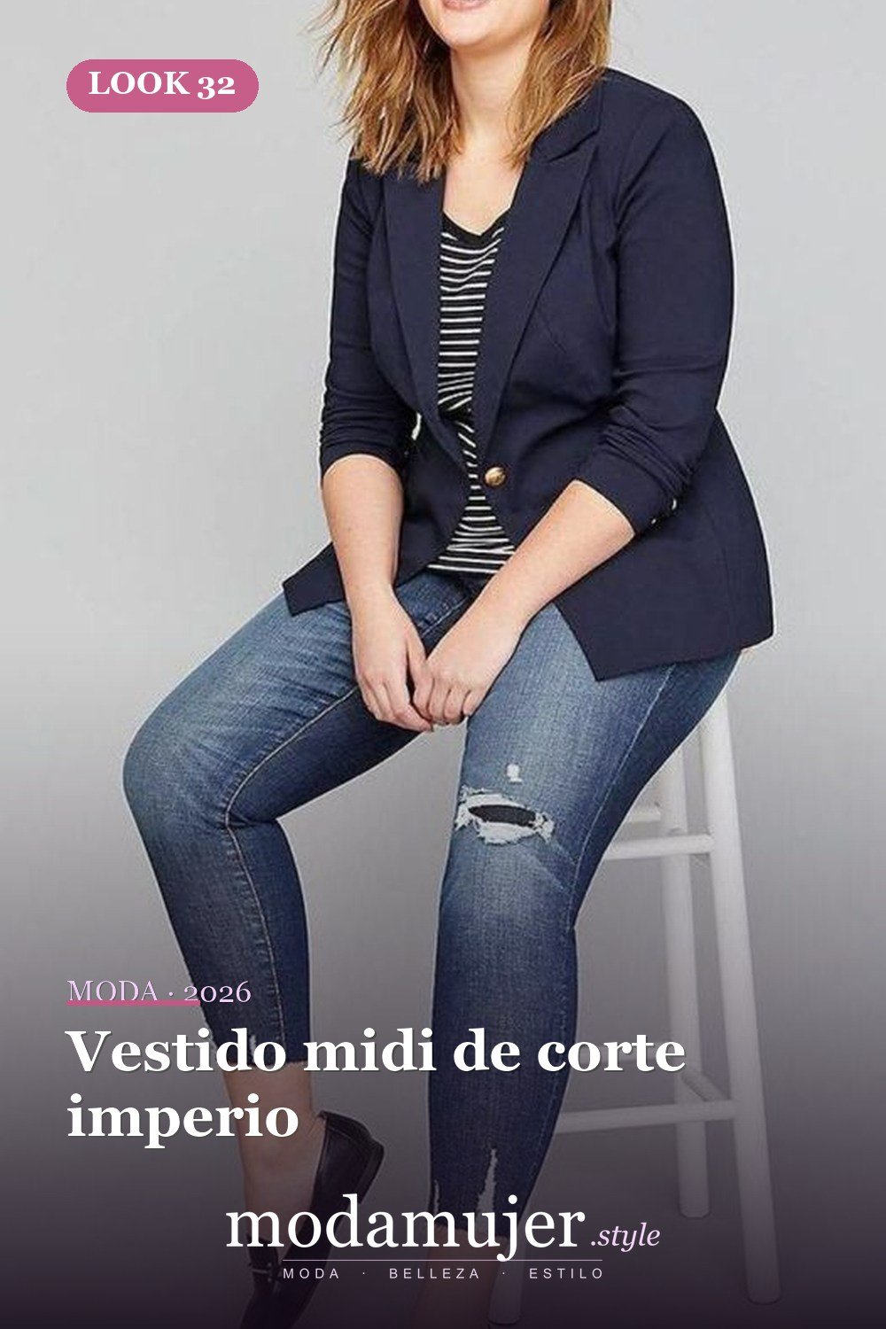 Vestido midi de corte imperio — 36 ideas de atuendos de trabajo profesional para mujeres de talla grande