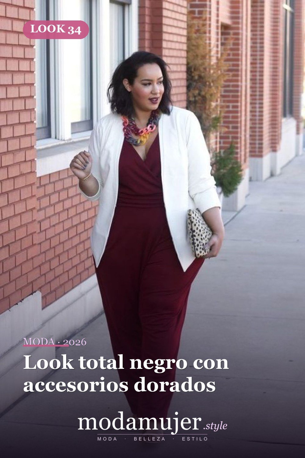 Look total negro con accesorios dorados — 36 ideas de atuendos de trabajo profesional para mujeres de talla grande