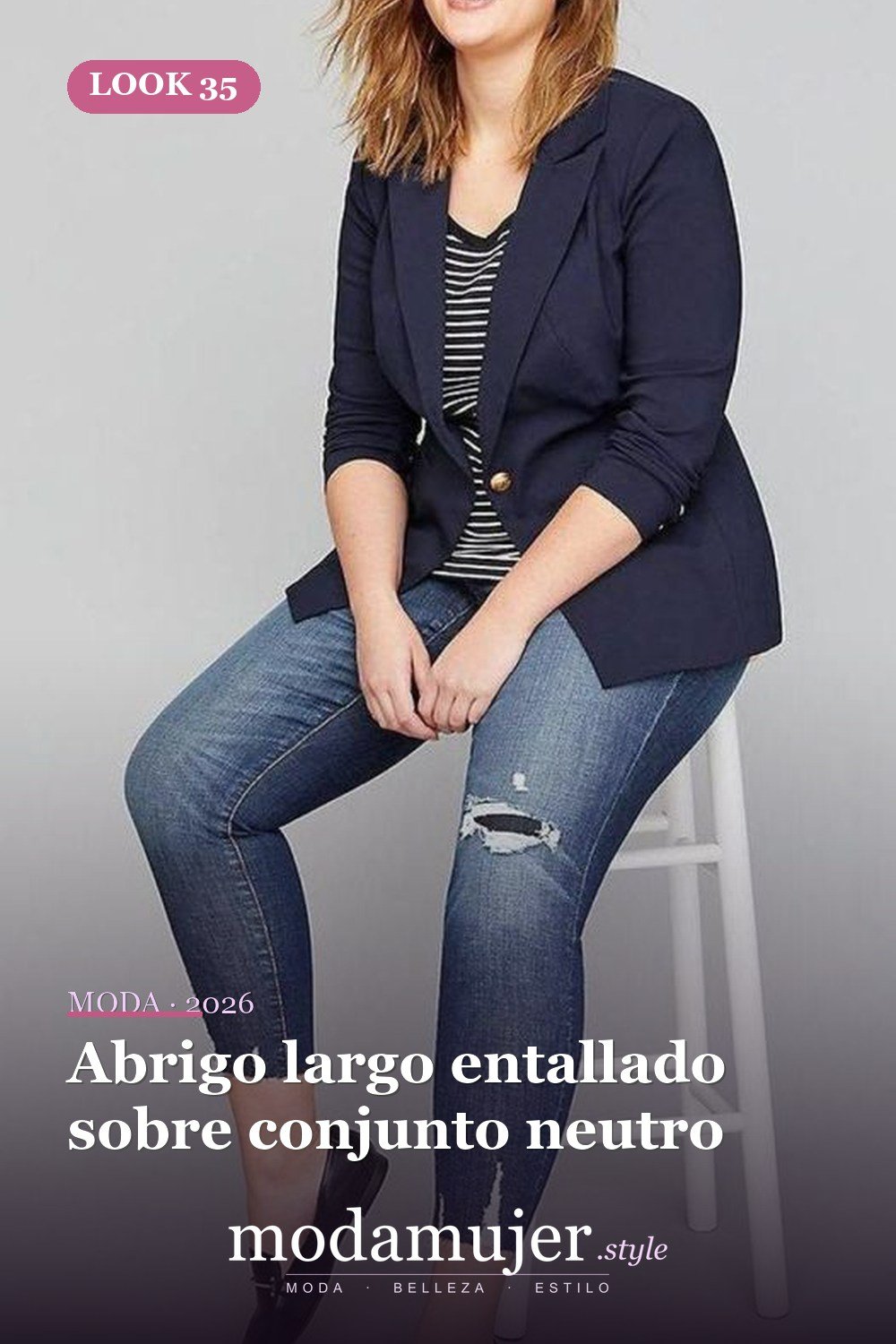 Abrigo largo entallado sobre conjunto neutro — 36 ideas de atuendos de trabajo profesional para mujeres de talla grande