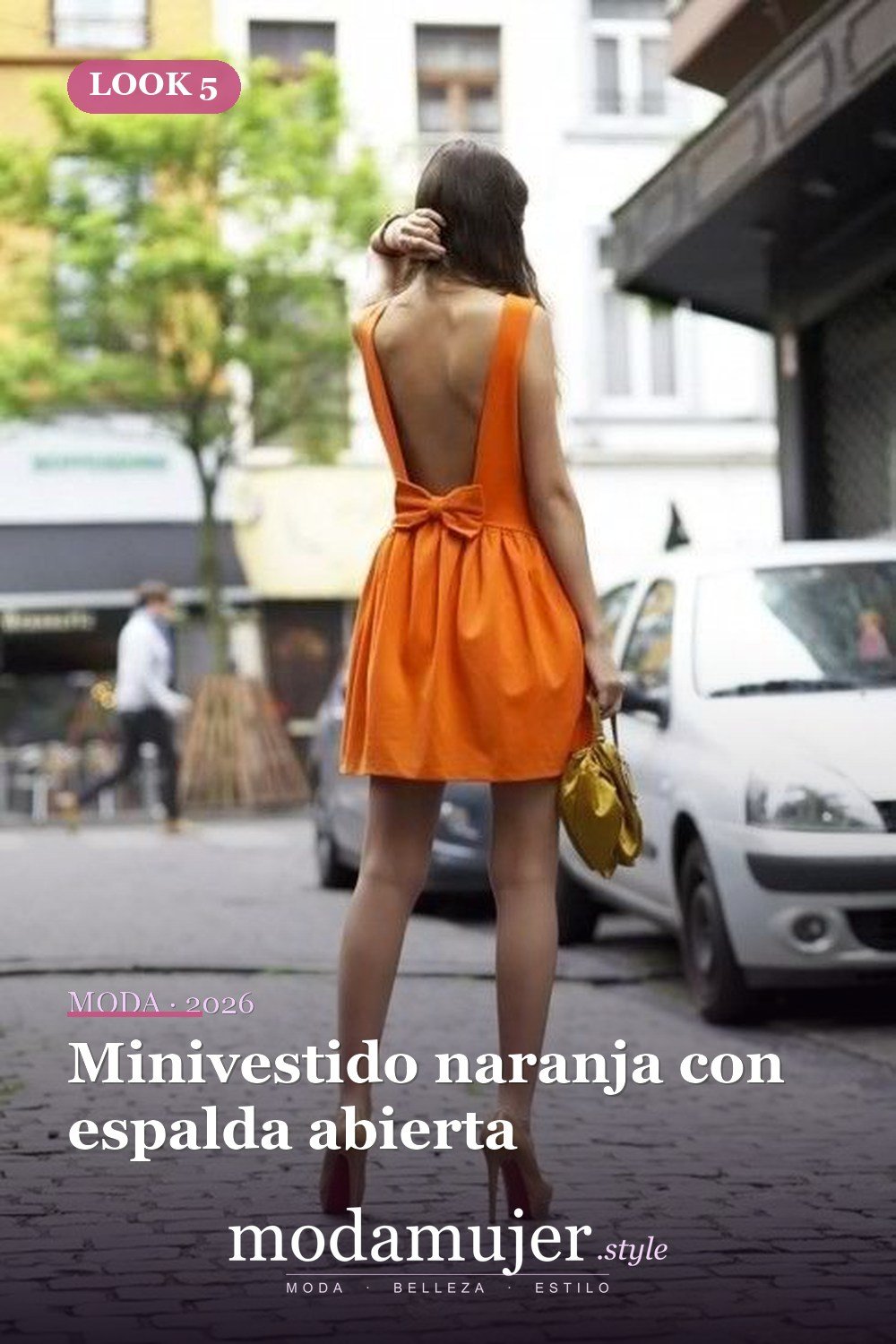 Minivestido naranja con espalda abierta — 37 trajes de fiesta de verano sexys y elegantes para mujer