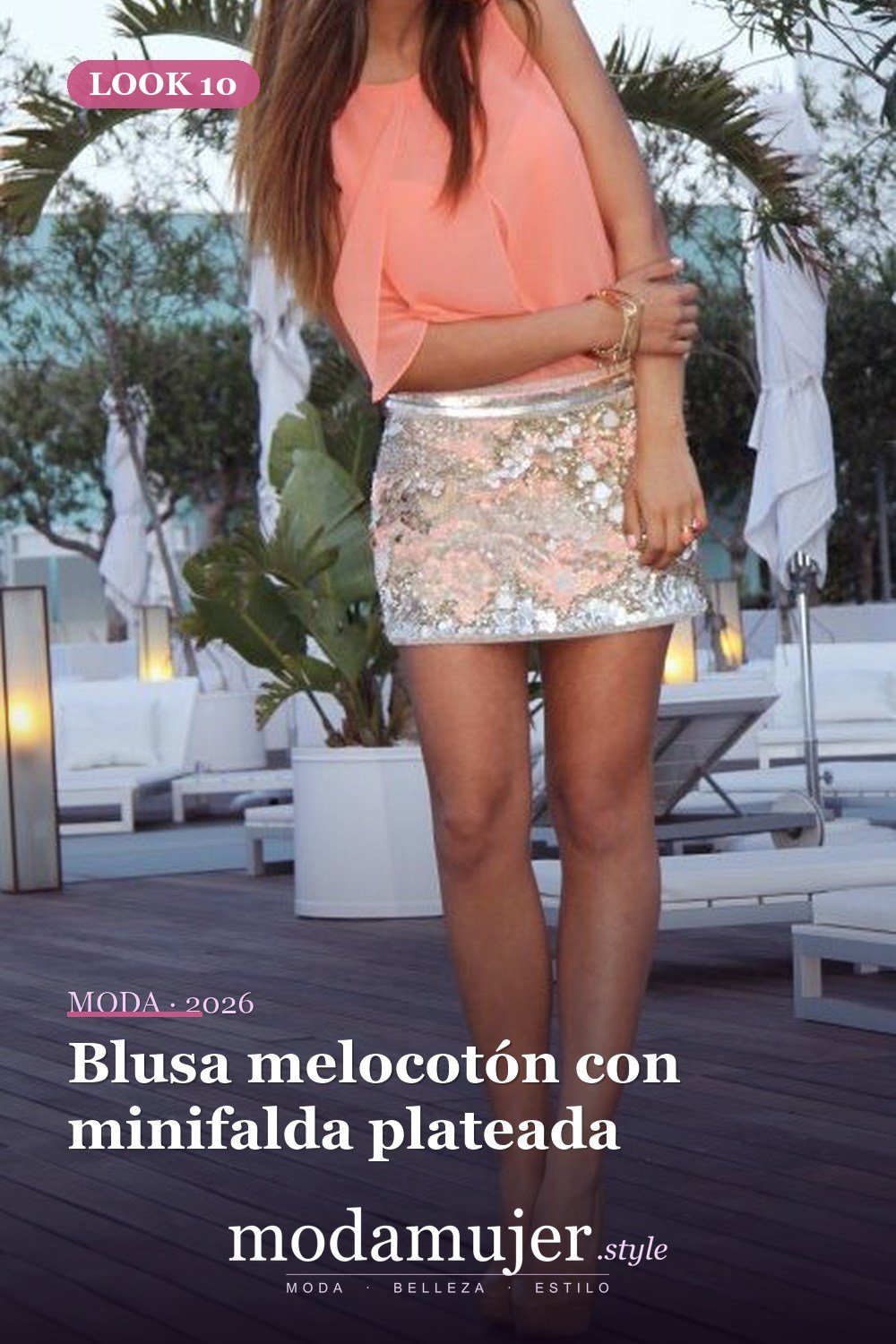 Blusa melocotón con minifalda plateada — 37 trajes de fiesta de verano sexys y elegantes para mujer