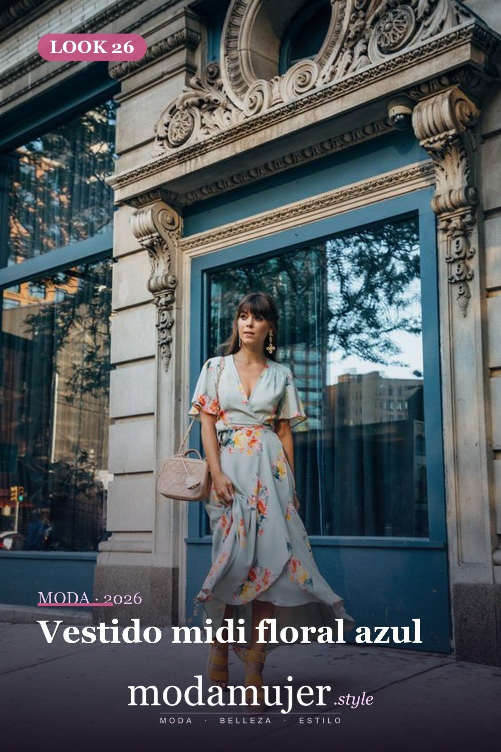 Vestido midi floral azul — 37 trajes de fiesta de verano sexys y elegantes para mujer