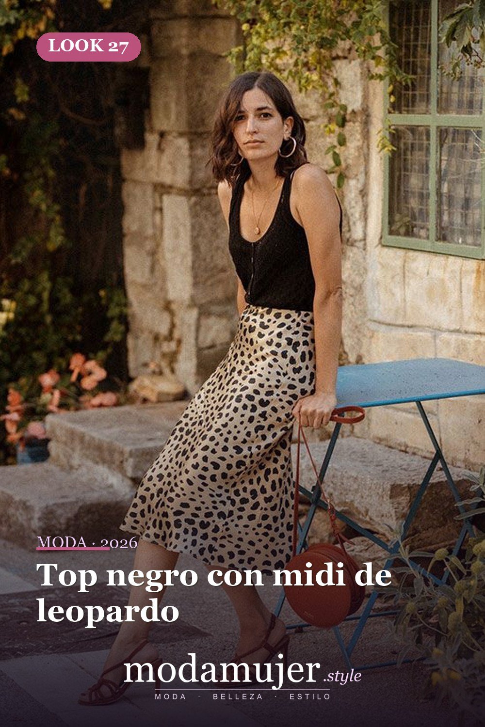 Top negro con midi de leopardo — 37 trajes de fiesta de verano sexys y elegantes para mujer