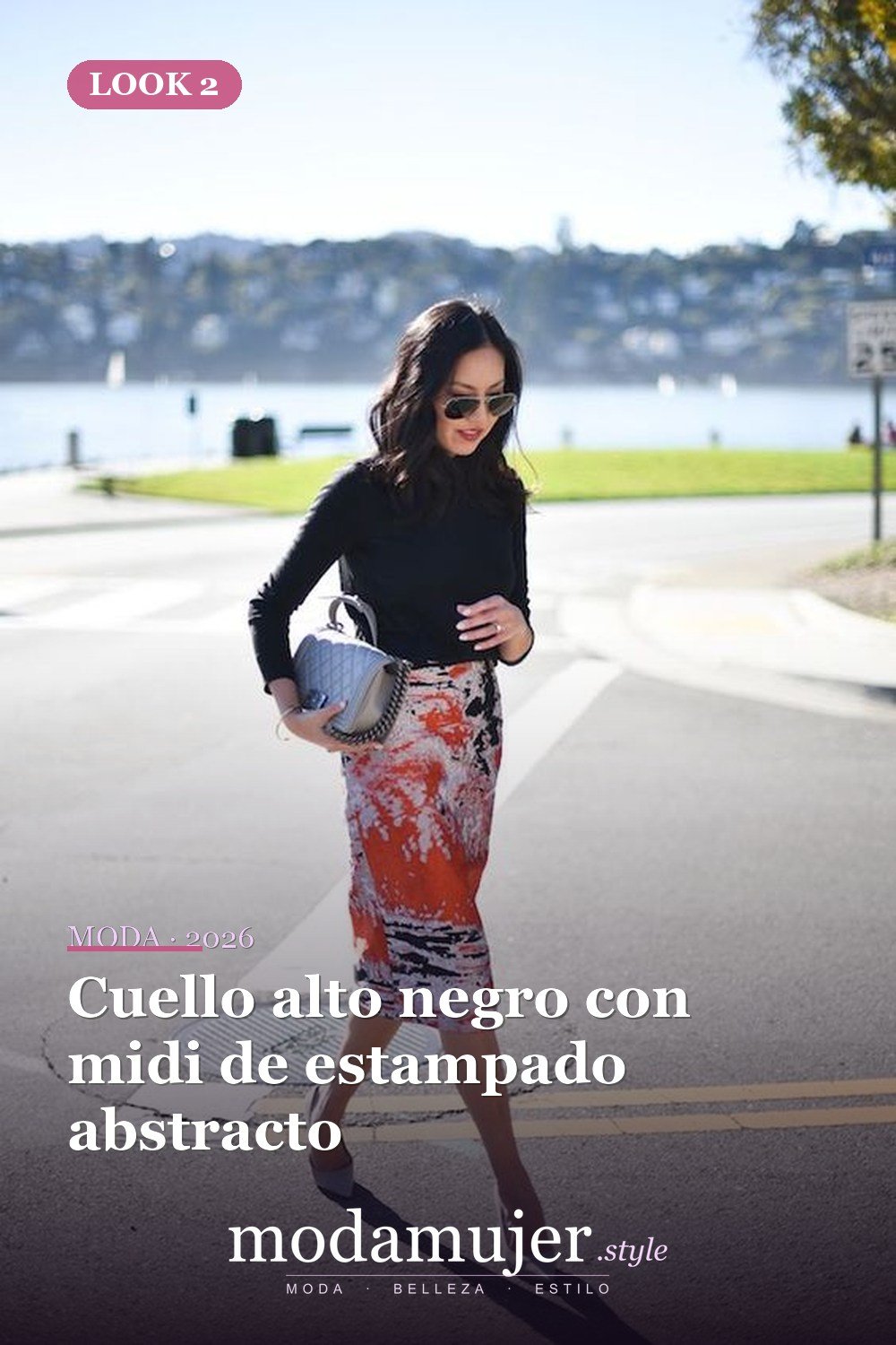 Cuello alto negro con midi de estampado abstracto — 38 atuendos de trabajo llamativos para primavera y verano 2026