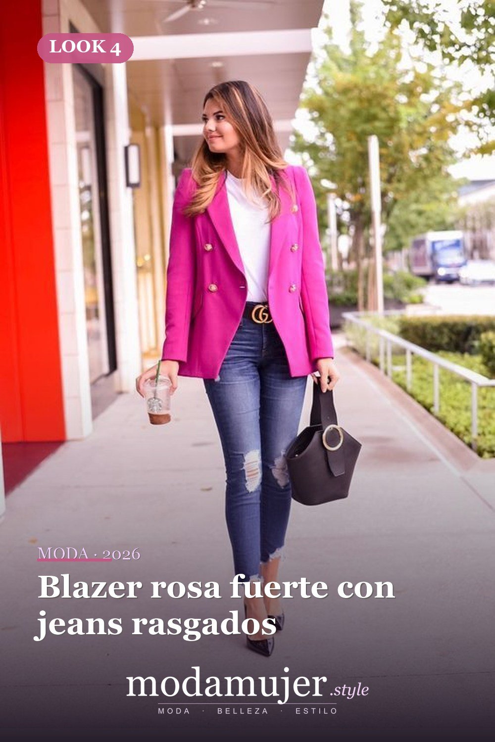Blazer rosa fuerte con jeans rasgados — 38 atuendos de trabajo llamativos para primavera y verano 2026