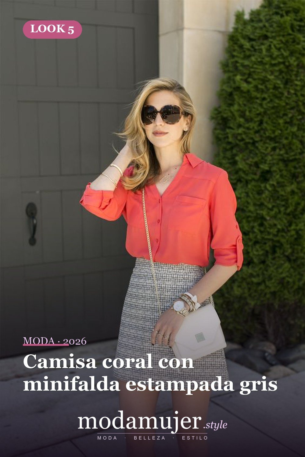 Camisa coral con minifalda estampada gris — 38 atuendos de trabajo llamativos para primavera y verano 2026