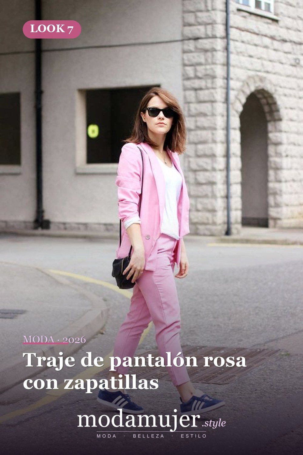 Traje de pantalón rosa con zapatillas — 38 atuendos de trabajo llamativos para primavera y verano 2026