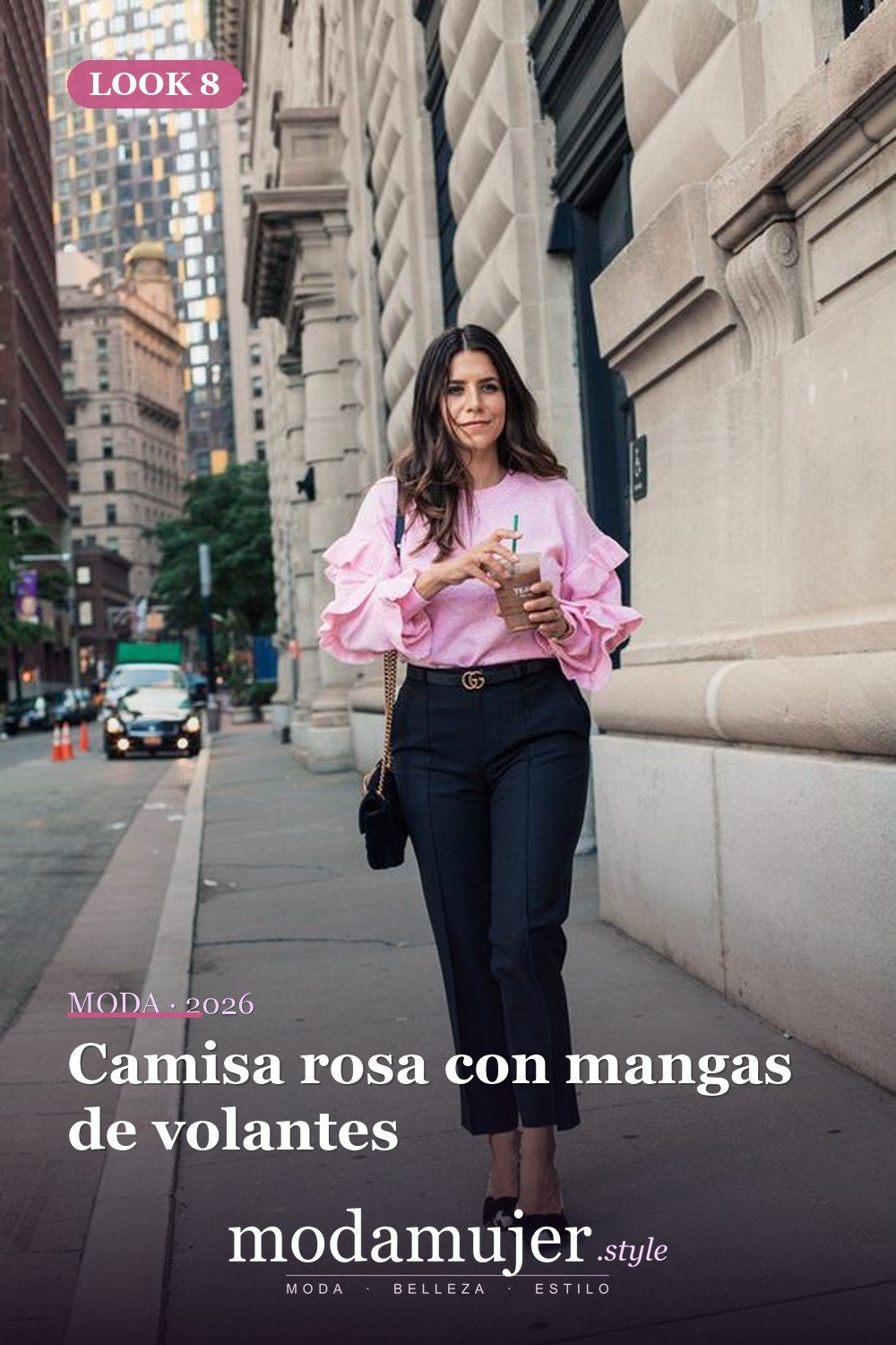 Camisa rosa con mangas de volantes — 38 atuendos de trabajo llamativos para primavera y verano 2026