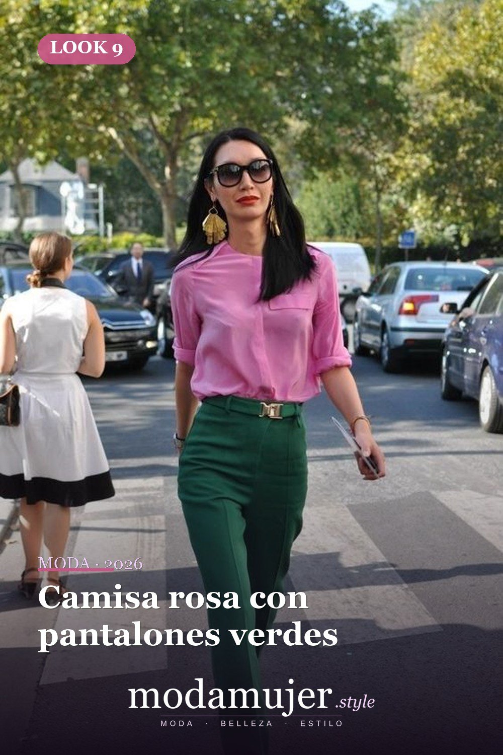 Camisa rosa con pantalones verdes — 38 atuendos de trabajo llamativos para primavera y verano 2026