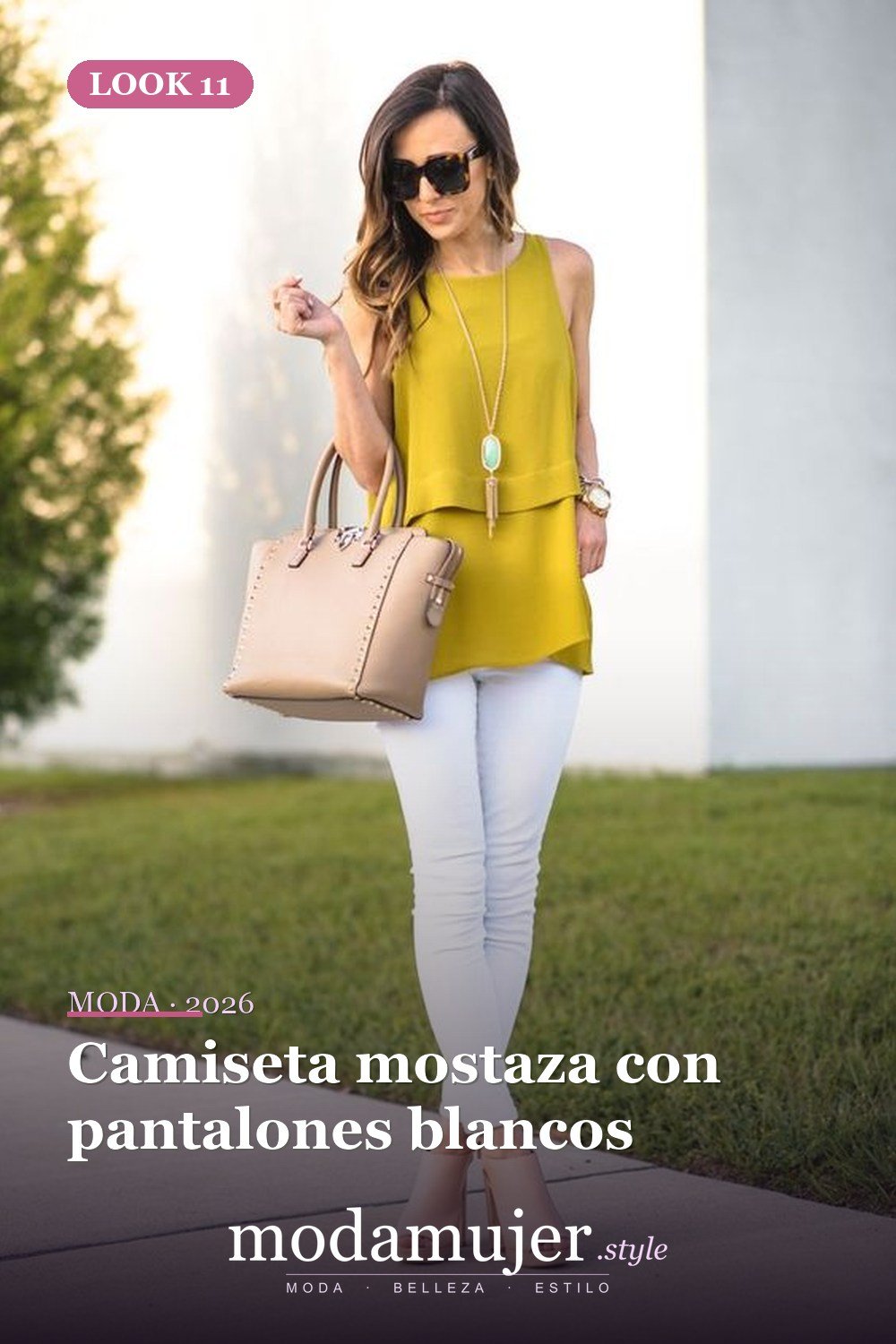 Camiseta mostaza con pantalones blancos — 38 atuendos de trabajo llamativos para primavera y verano 2026