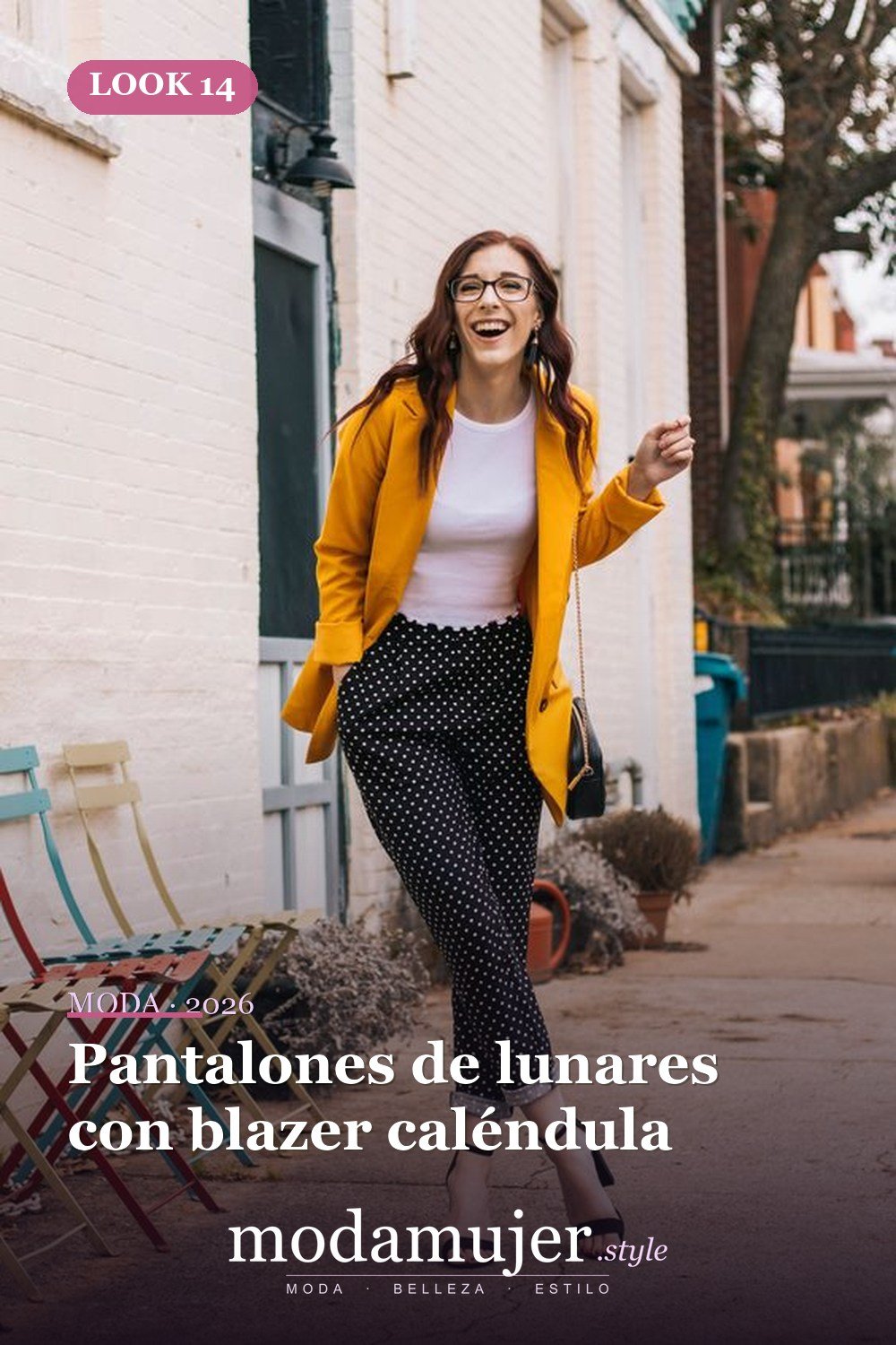 Pantalones de lunares con blazer caléndula — 38 atuendos de trabajo llamativos para primavera y verano 2026