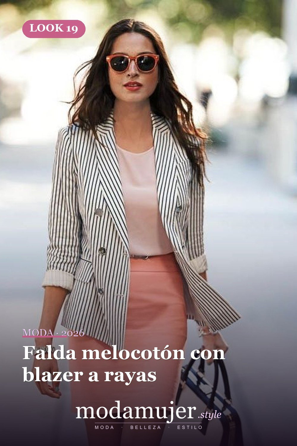Falda melocotón con blazer a rayas — 38 atuendos de trabajo llamativos para primavera y verano 2026