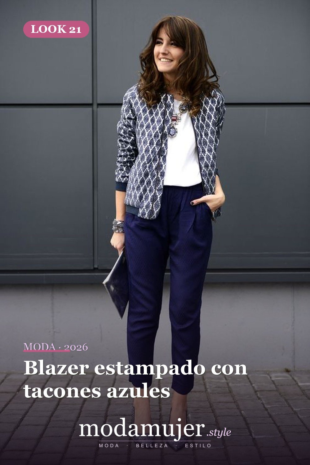 Blazer estampado con tacones azules — 38 atuendos de trabajo llamativos para primavera y verano 2026