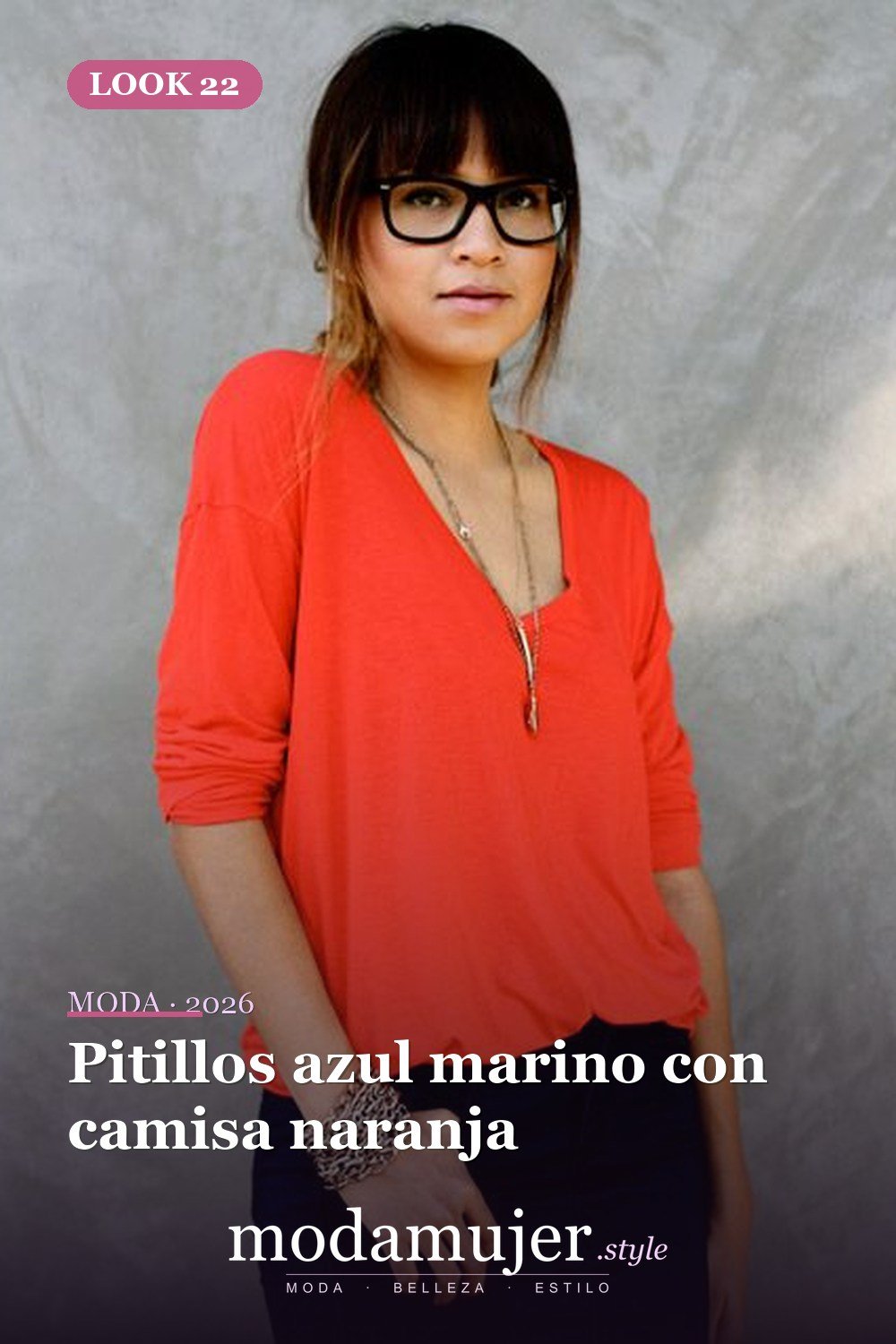 Pitillos azul marino con camisa naranja — 38 atuendos de trabajo llamativos para primavera y verano 2026
