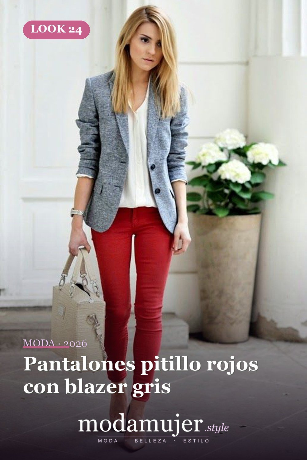 Pantalones pitillo rojos con blazer gris — 38 atuendos de trabajo llamativos para primavera y verano 2026