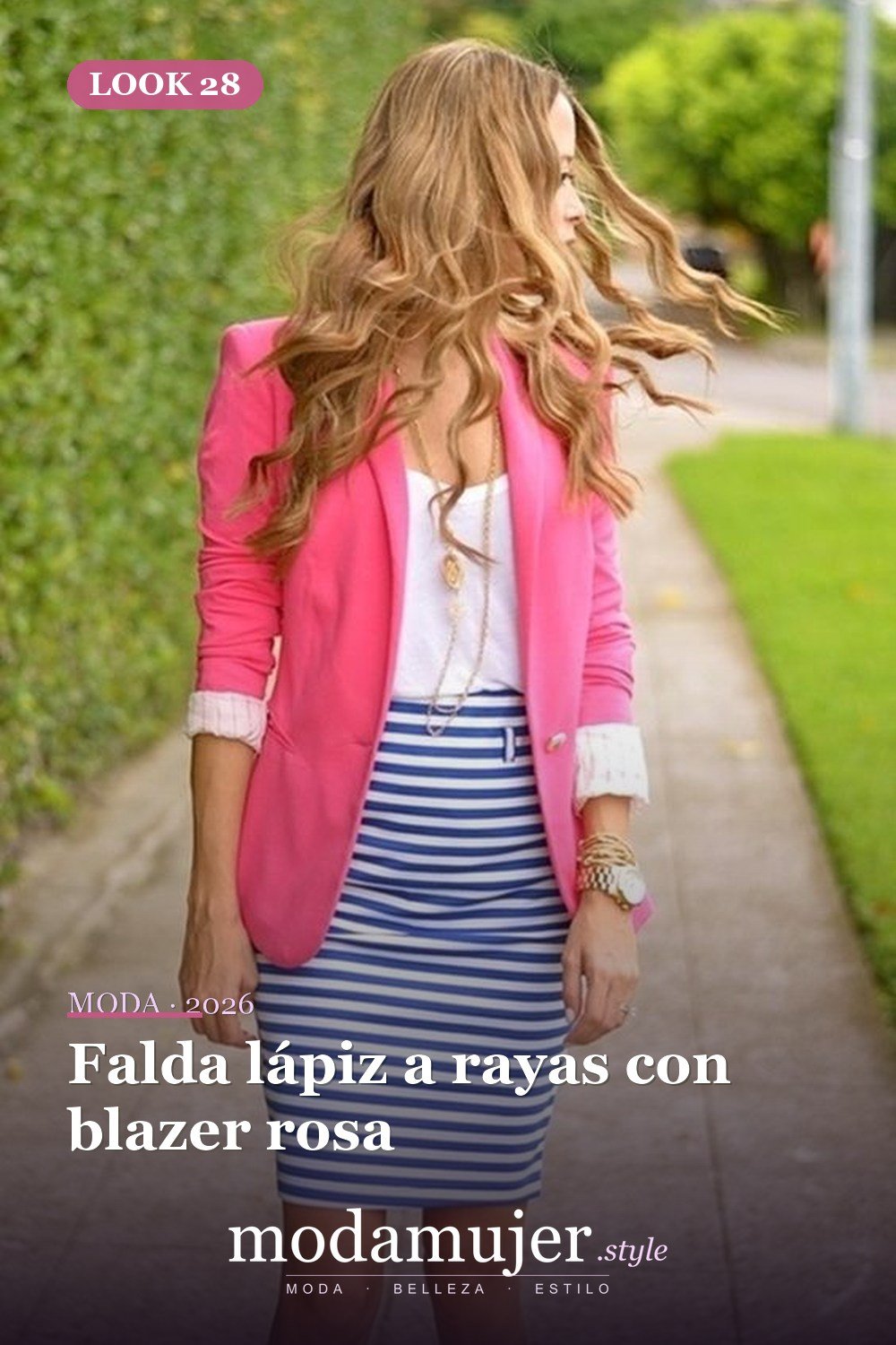 Falda lápiz a rayas con blazer rosa — 38 atuendos de trabajo llamativos para primavera y verano 2026