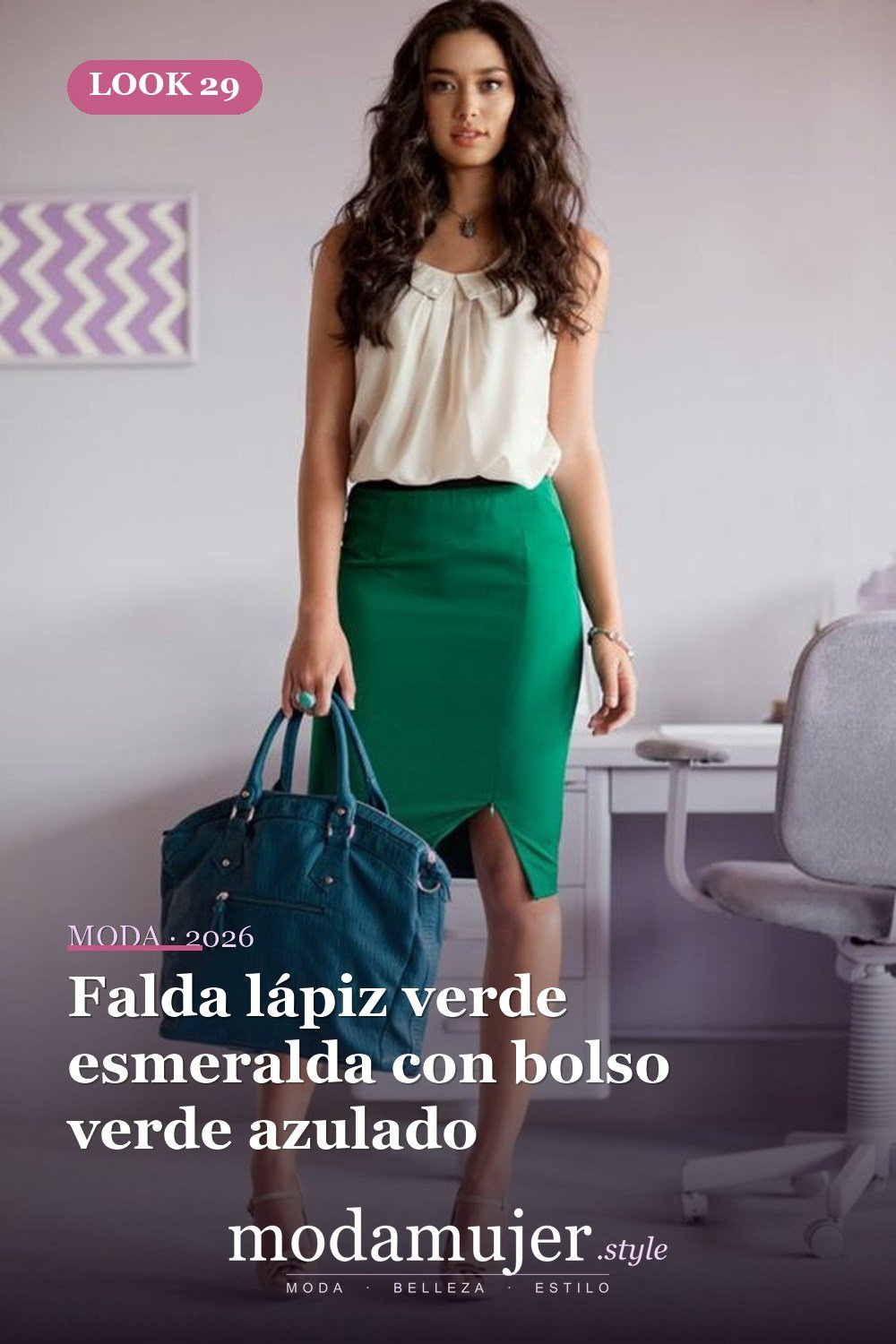 Falda lápiz verde esmeralda con bolso verde azulado — 38 atuendos de trabajo llamativos para primavera y verano 2026