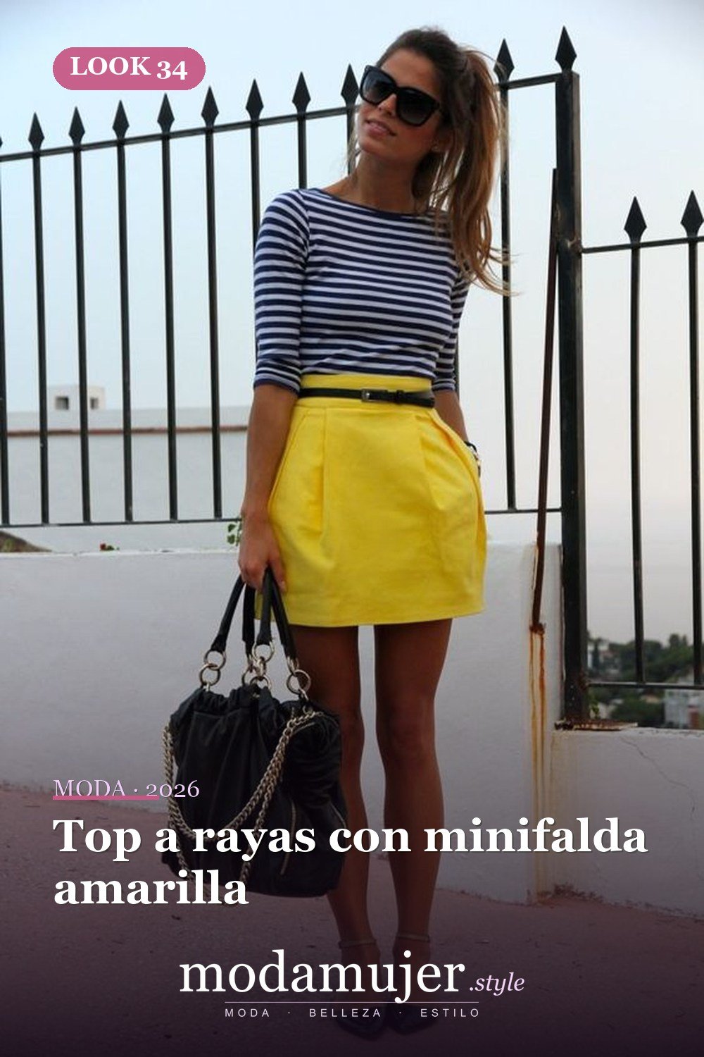 Top a rayas con minifalda amarilla — 38 atuendos de trabajo llamativos para primavera y verano 2026
