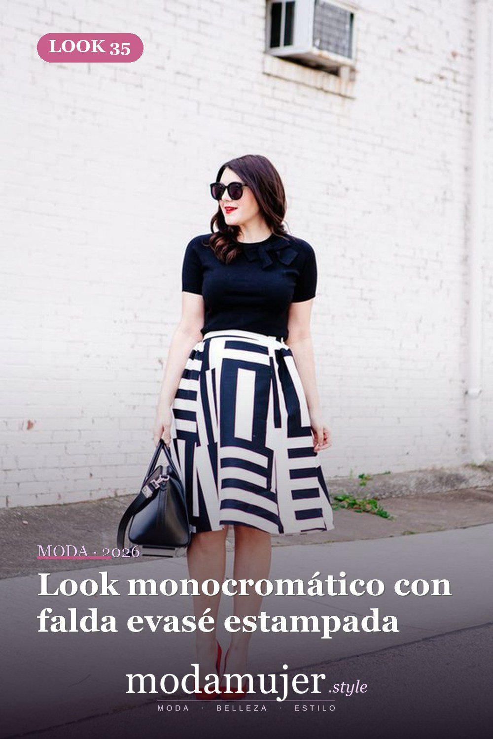 Look monocromático con falda evasé estampada — 38 atuendos de trabajo llamativos para primavera y verano 2026