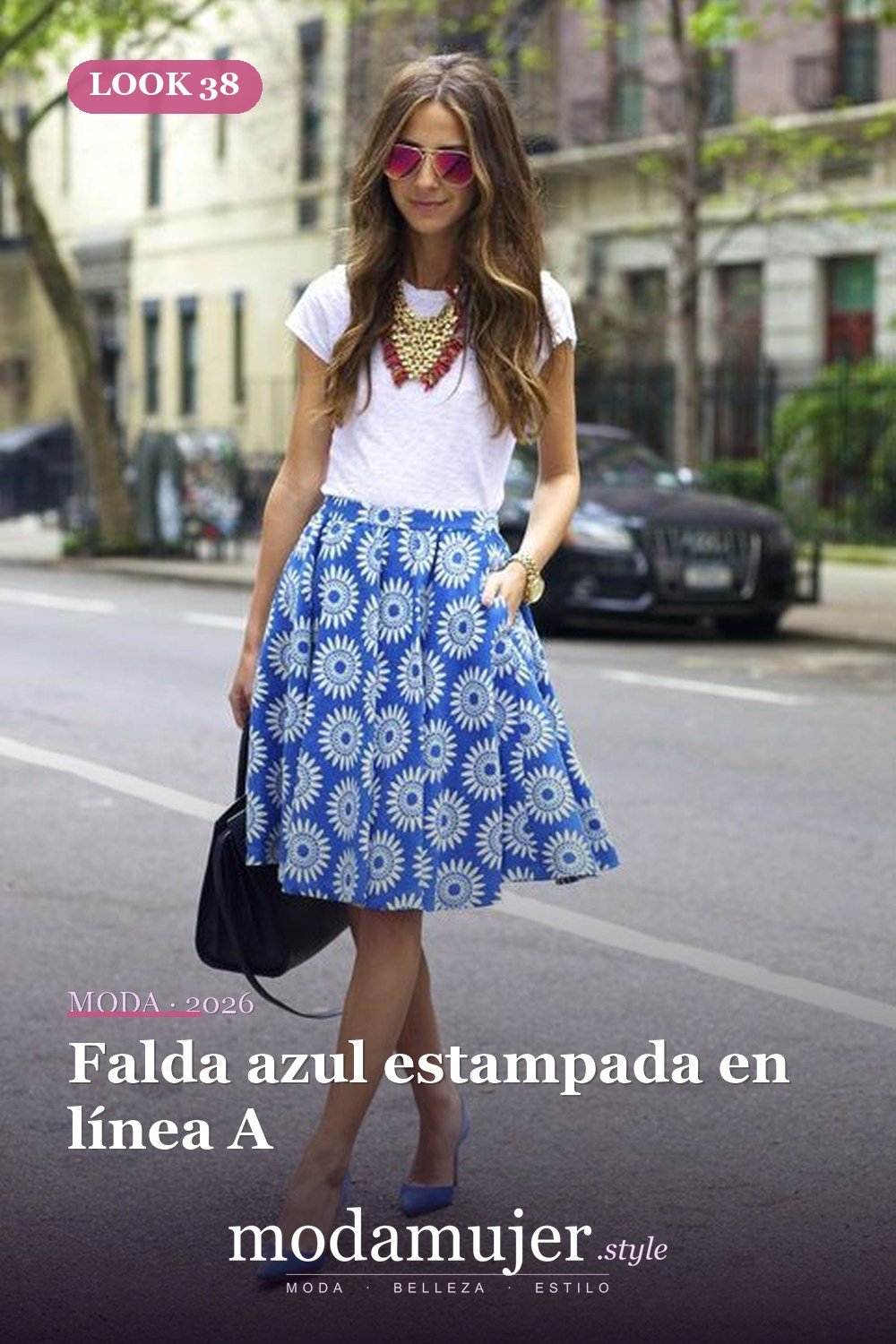 Falda azul estampada en línea A — 38 atuendos de trabajo llamativos para primavera y verano 2026