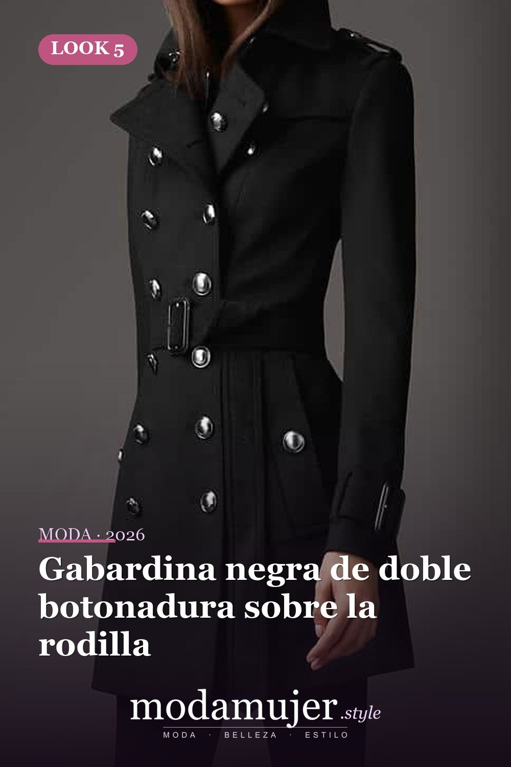 Gabardina negra de doble botonadura sobre la rodilla — 38 gabardinas geniales para llevar esta primavera