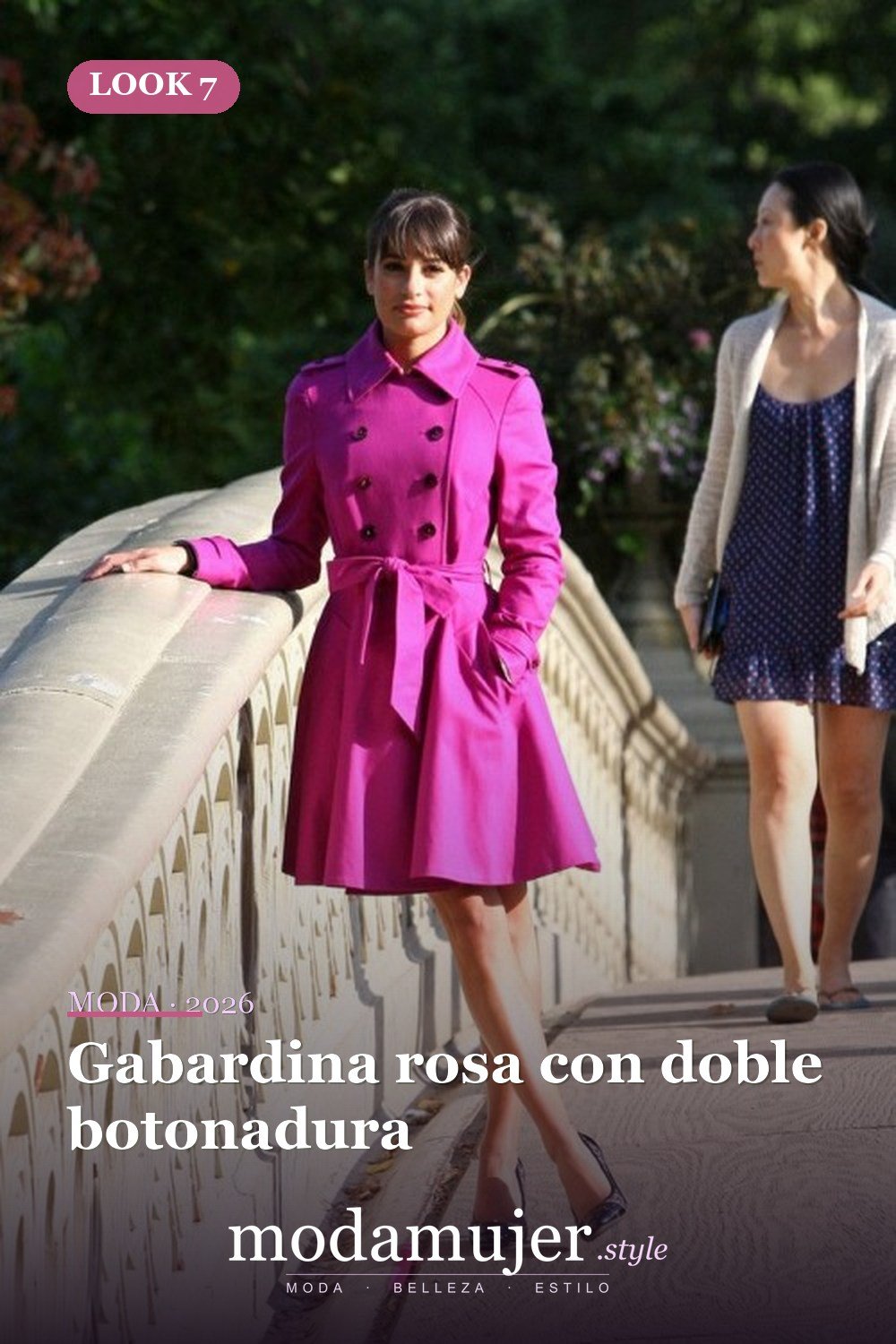 Gabardina rosa con doble botonadura — 38 gabardinas geniales para llevar esta primavera