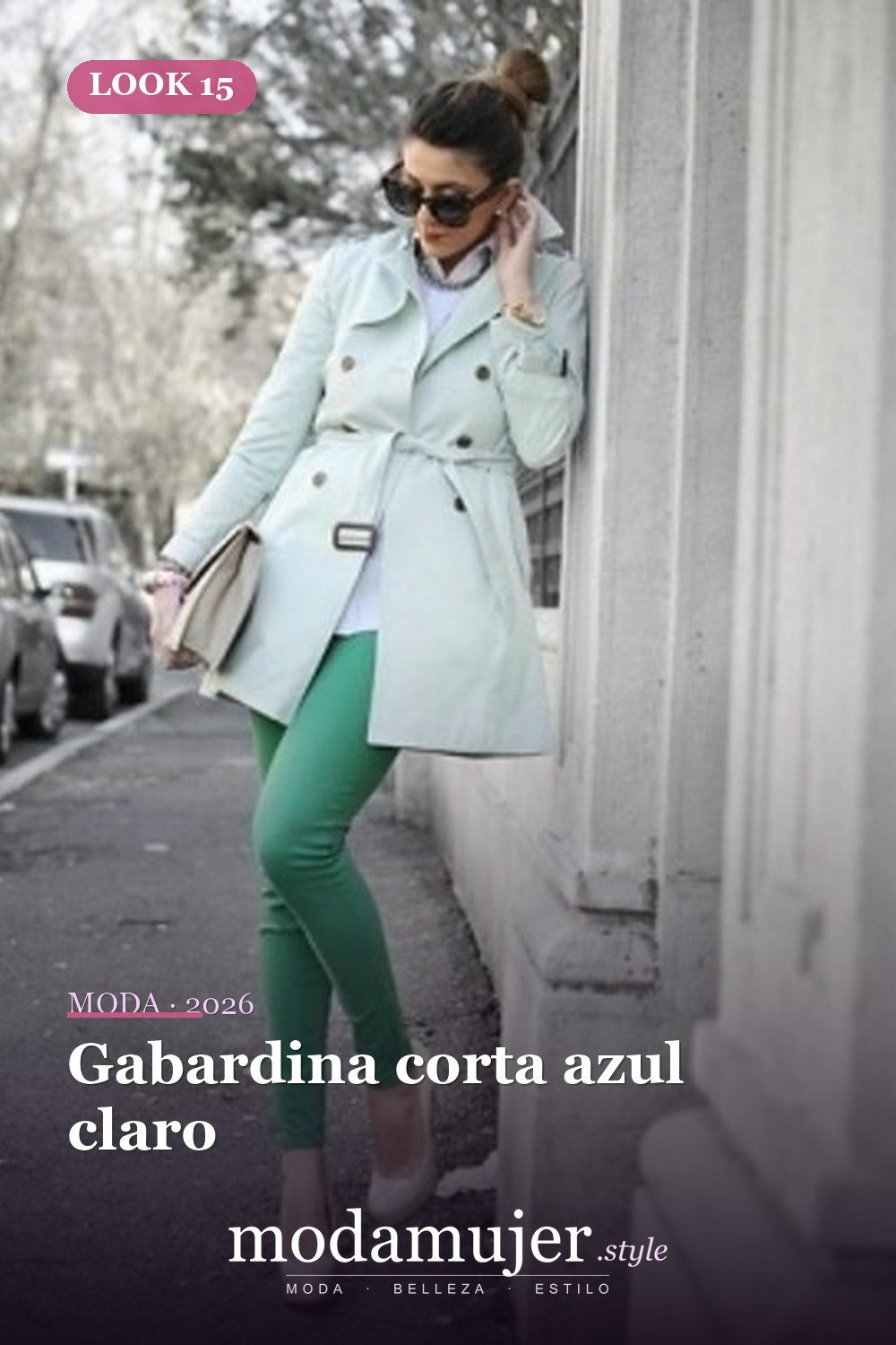 Gabardina corta azul claro — 38 gabardinas geniales para llevar esta primavera