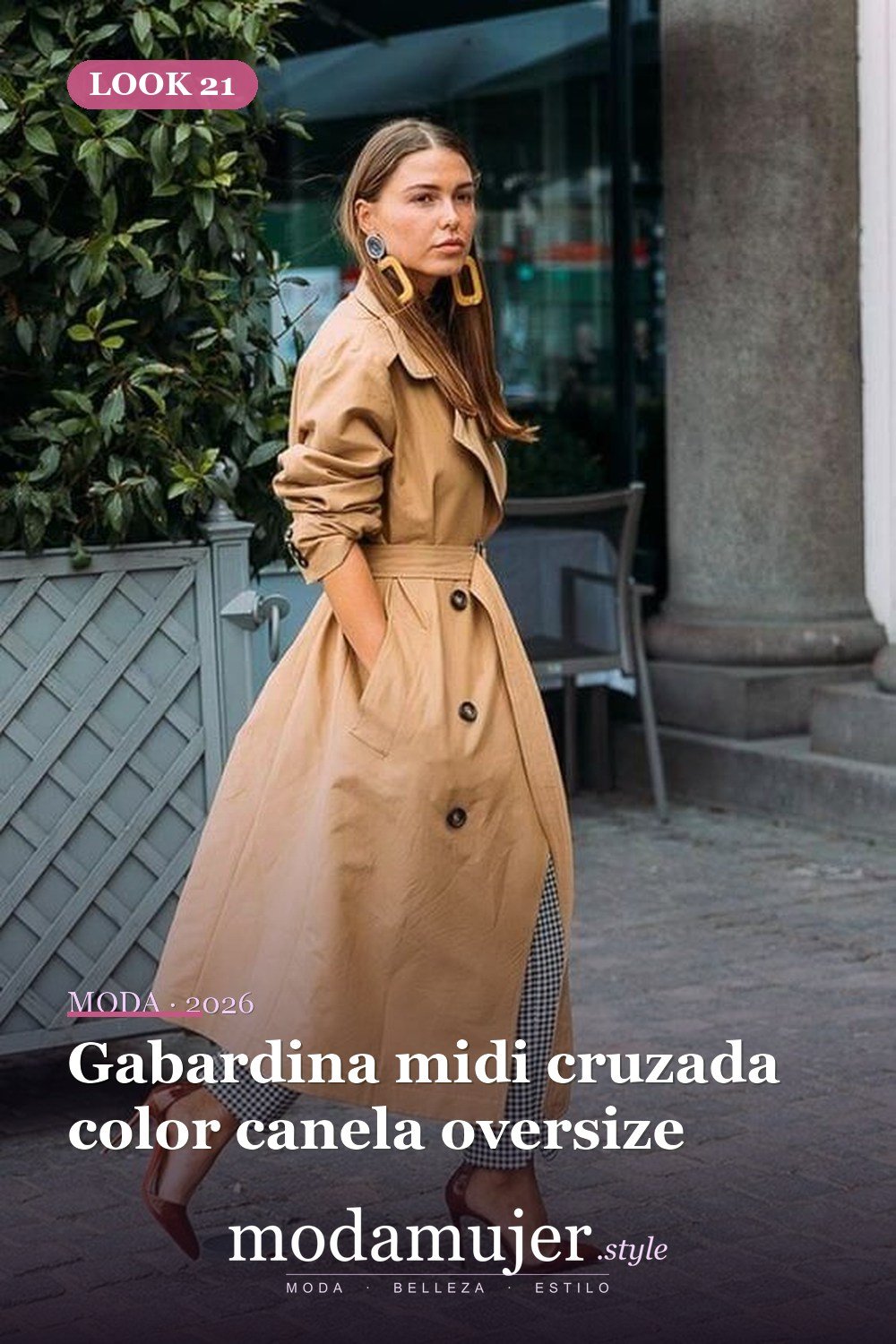 Gabardina midi cruzada color canela oversize — 38 gabardinas geniales para llevar esta primavera