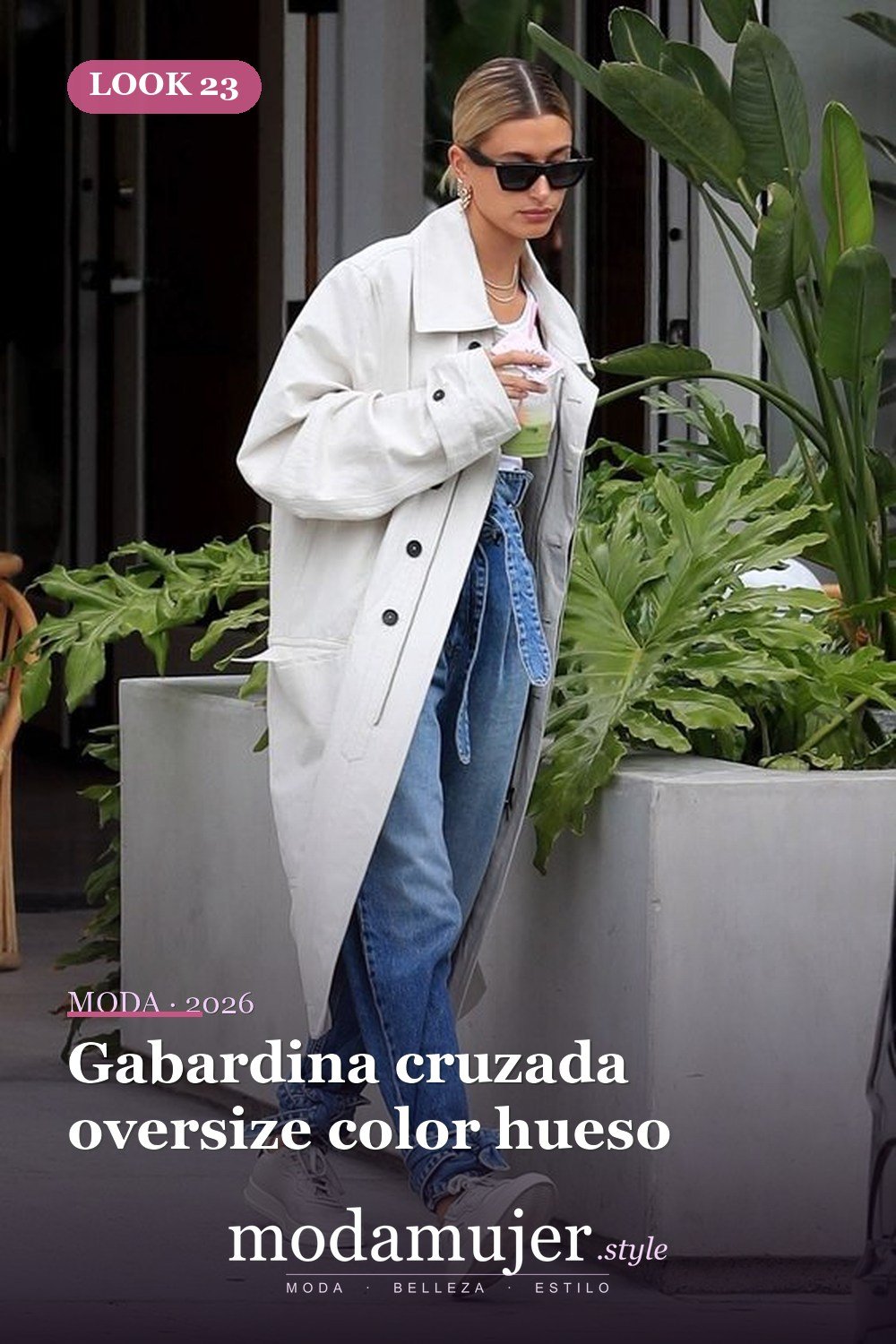 Gabardina cruzada oversize color hueso — 38 gabardinas geniales para llevar esta primavera