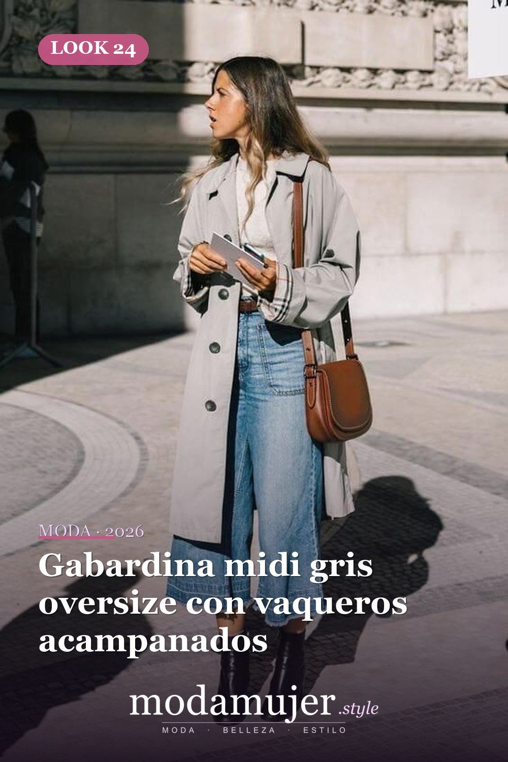 Gabardina midi gris oversize con vaqueros acampanados — 38 gabardinas geniales para llevar esta primavera