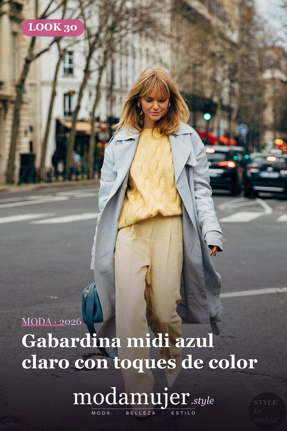 Gabardina midi azul claro con toques de color — 38 gabardinas geniales para llevar esta primavera