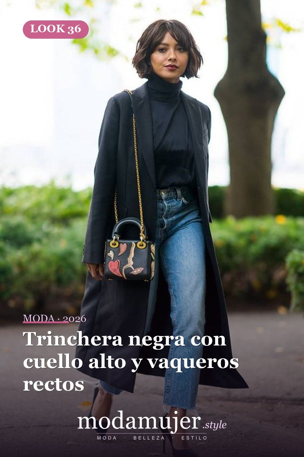 Trinchera negra con cuello alto y vaqueros rectos — 38 gabardinas geniales para llevar esta primavera