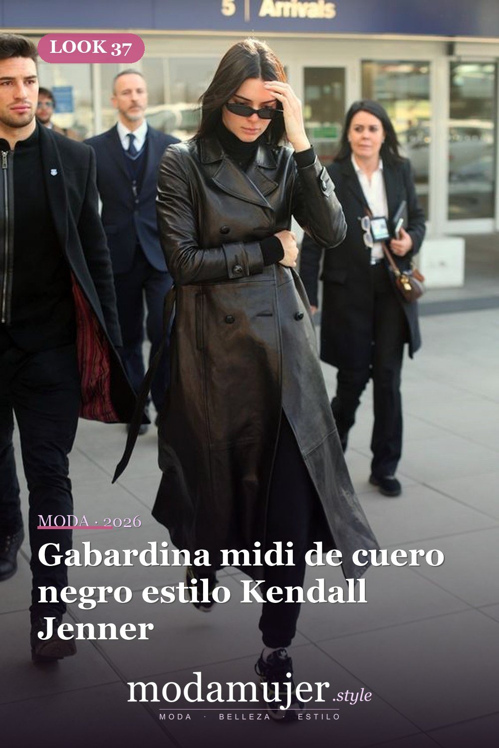 Gabardina midi de cuero negro estilo Kendall Jenner — 38 gabardinas geniales para llevar esta primavera