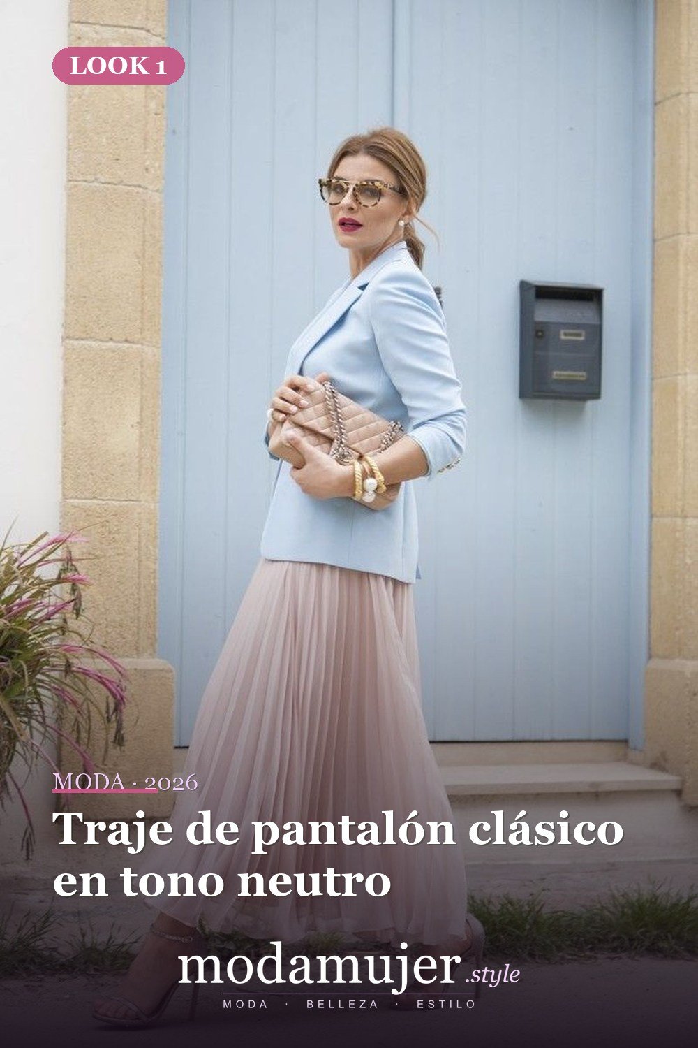 Traje de pantalón clásico en tono neutro — 38 trajes de trabajo de primavera elegantes y favorecedores para mujeres en 2026