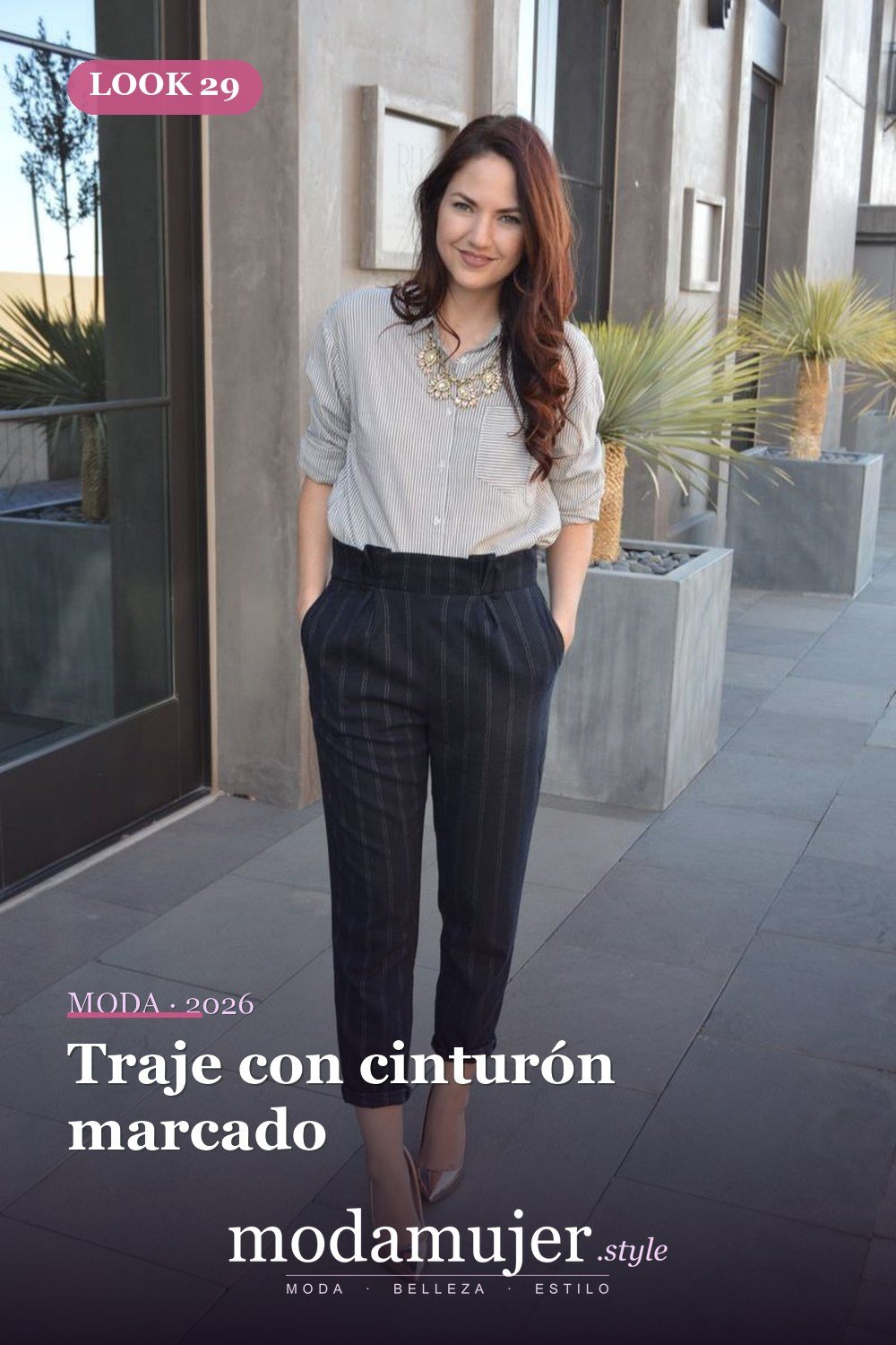 Traje con cinturón marcado — 38 trajes de trabajo de primavera elegantes y favorecedores para mujeres en 2026
