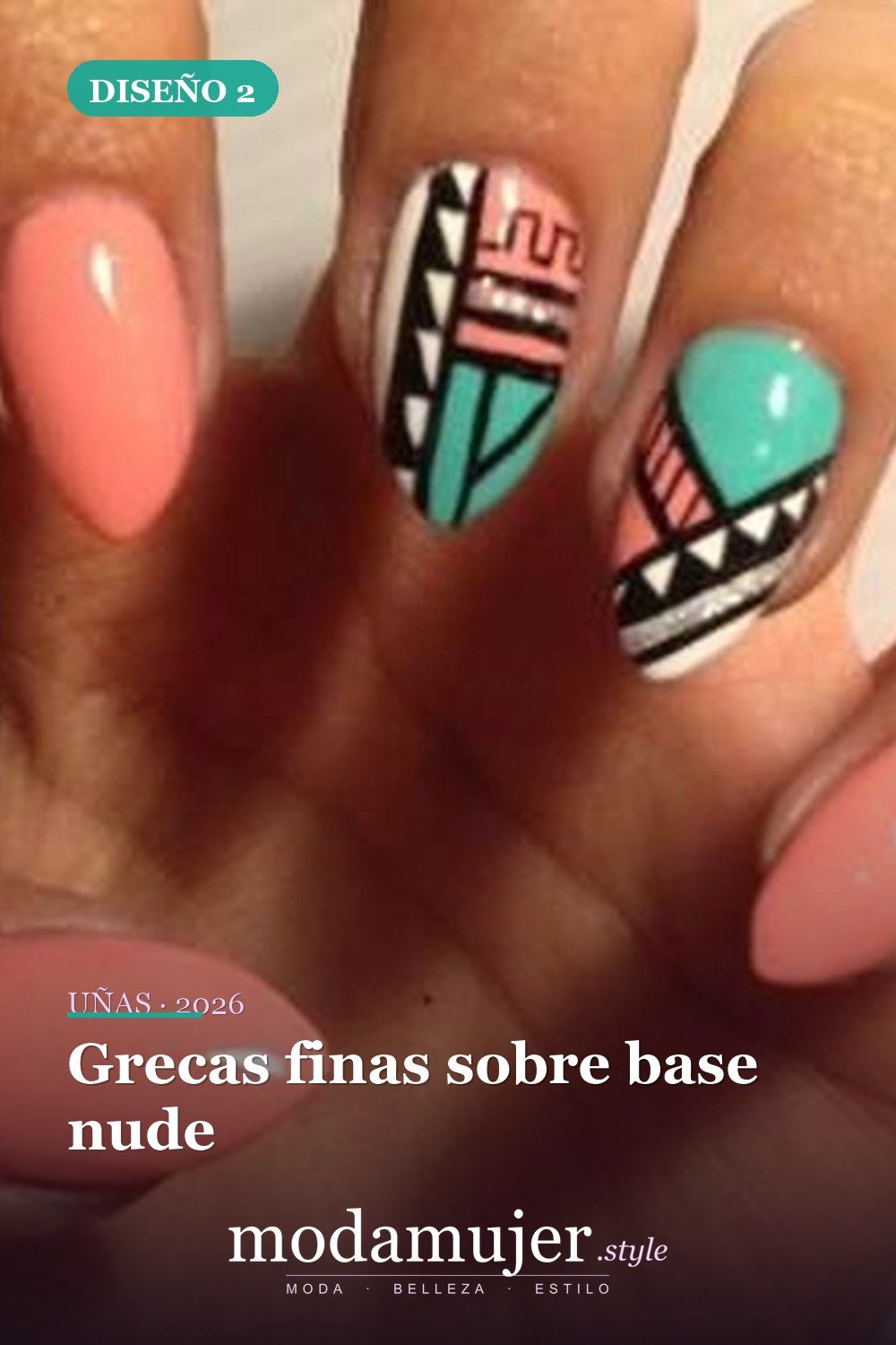 Grecas finas sobre base nude — 40 acogedoras ideas de diseños de uñas aztecas que te encantarán