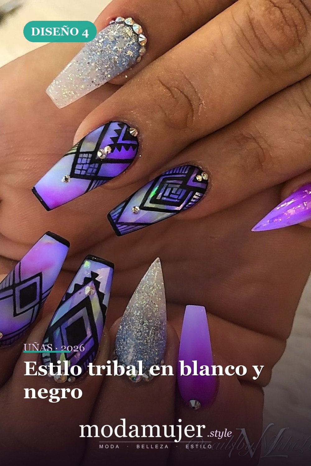 Estilo tribal en blanco y negro — 40 acogedoras ideas de diseños de uñas aztecas que te encantarán