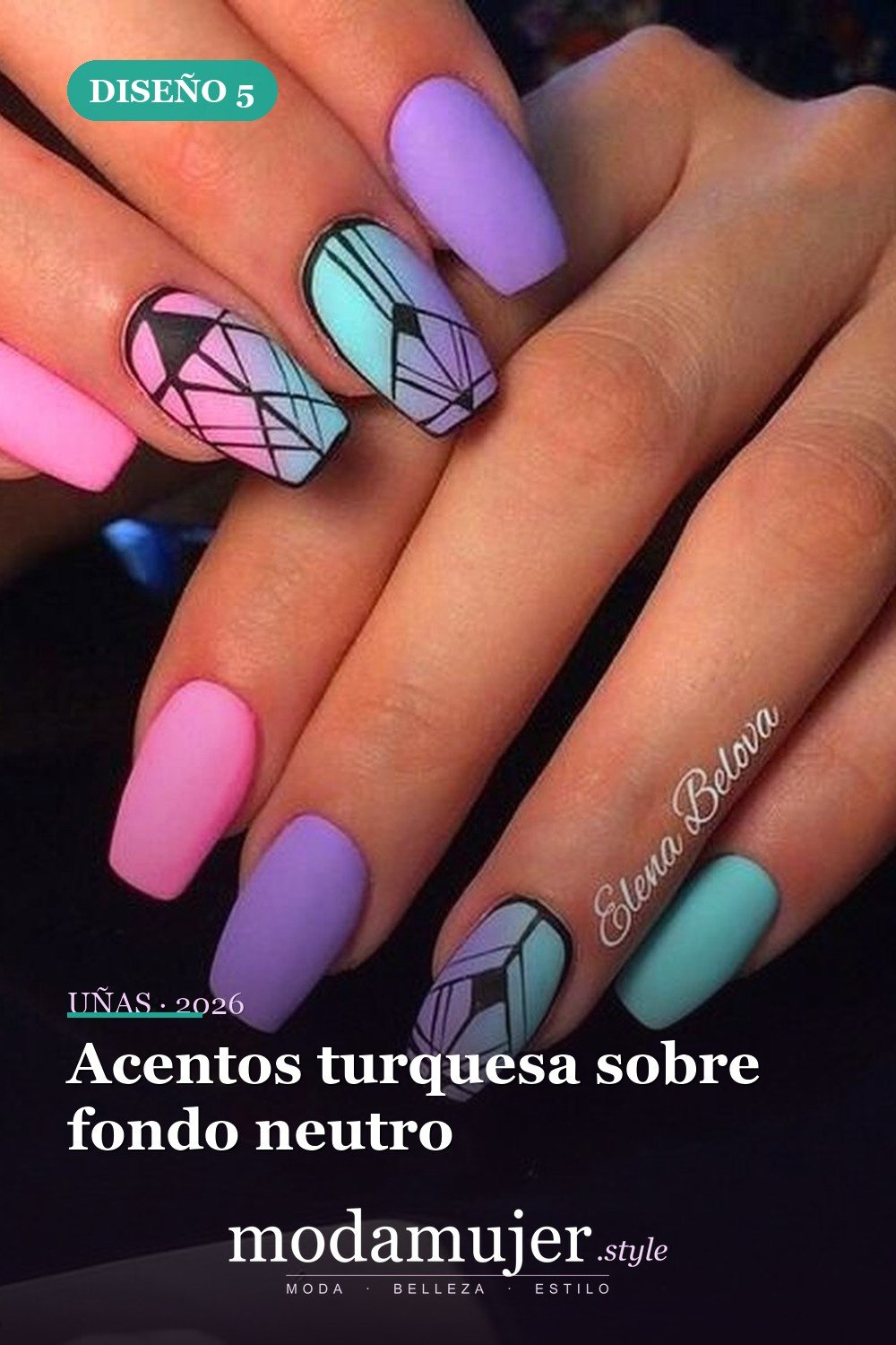 Acentos turquesa sobre fondo neutro — 40 acogedoras ideas de diseños de uñas aztecas que te encantarán