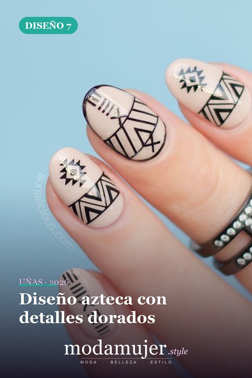 Diseño azteca con detalles dorados — 40 acogedoras ideas de diseños de uñas aztecas que te encantarán