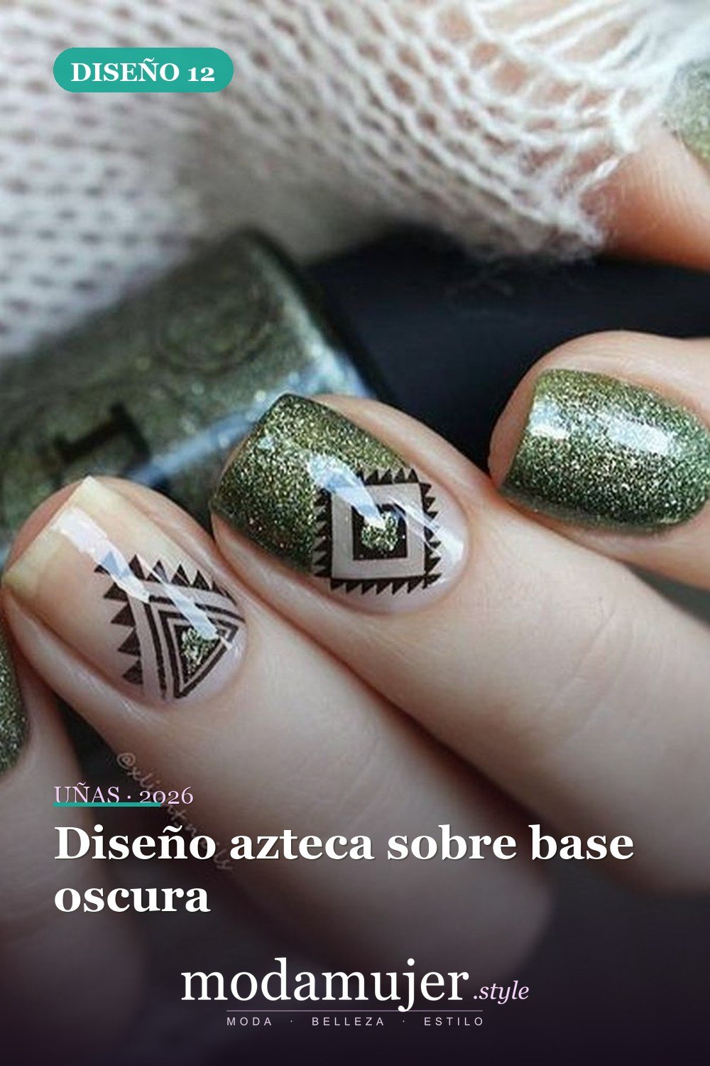 Diseño azteca sobre base oscura — 40 acogedoras ideas de diseños de uñas aztecas que te encantarán