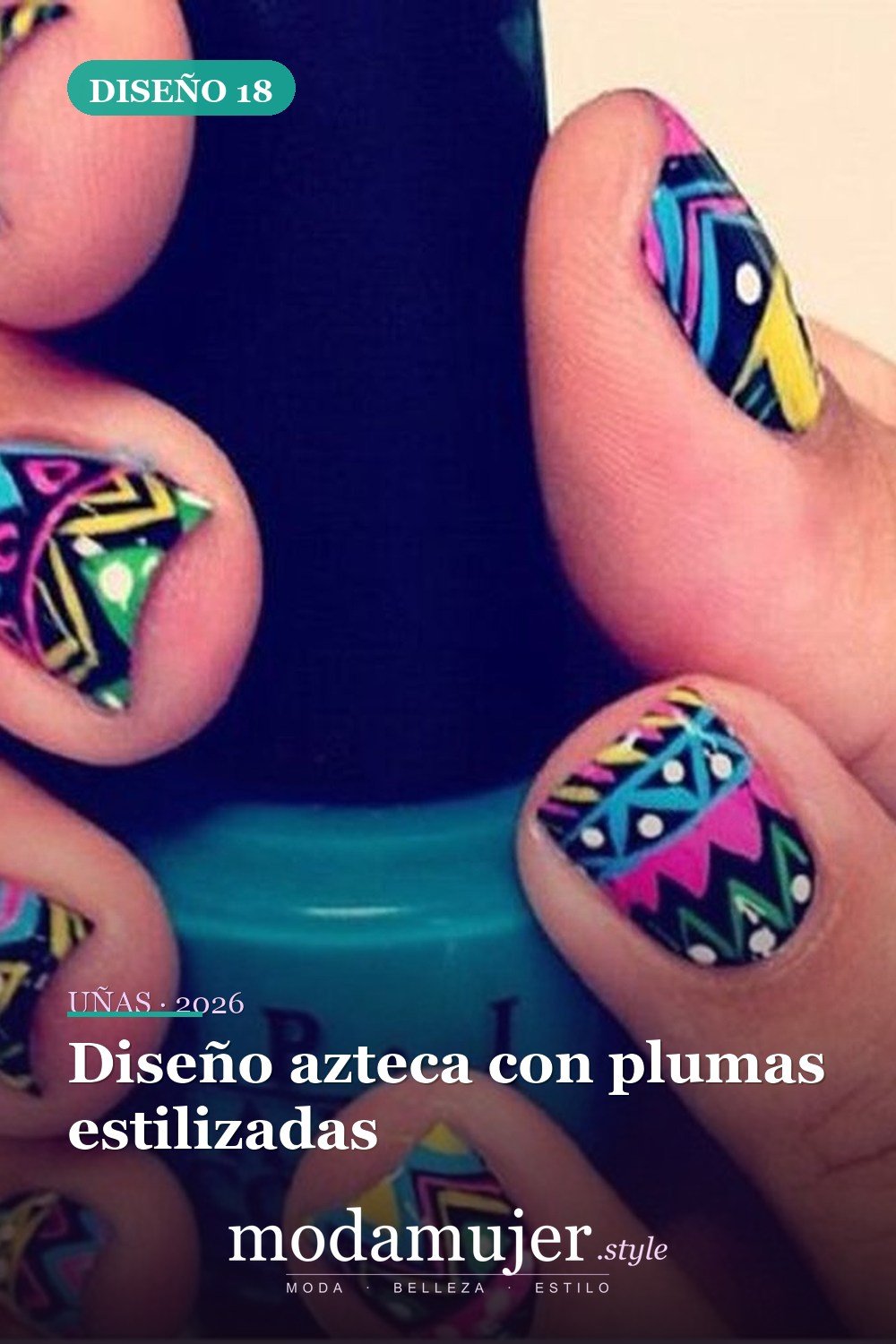 Diseño azteca con plumas estilizadas — 40 acogedoras ideas de diseños de uñas aztecas que te encantarán