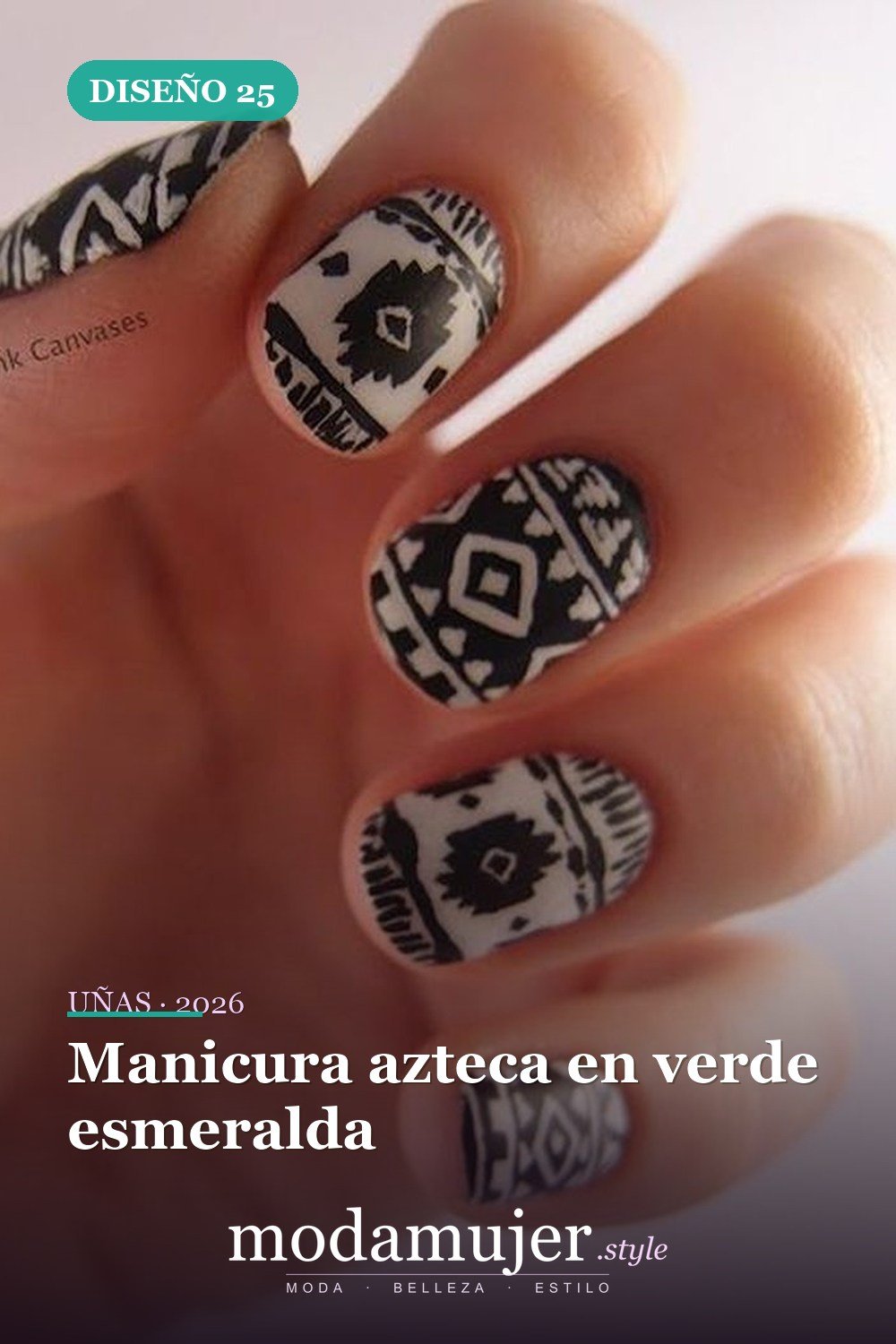 Manicura azteca en verde esmeralda — 40 acogedoras ideas de diseños de uñas aztecas que te encantarán