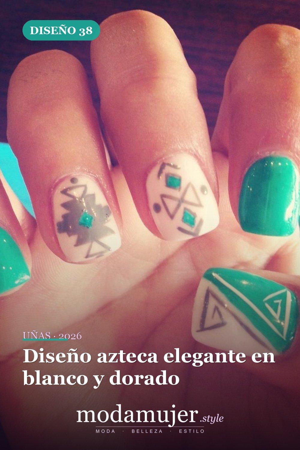 Diseño azteca elegante en blanco y dorado — 40 acogedoras ideas de diseños de uñas aztecas que te encantarán