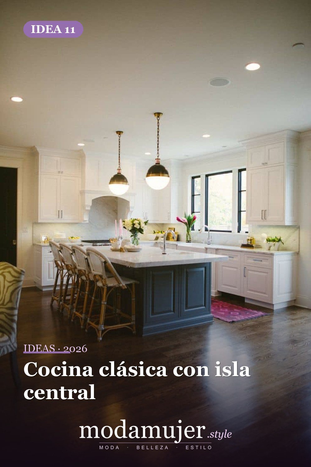 Cocina clásica con isla central — 40 pisos de madera oscura que dan vida a todo tipo de habitaciones