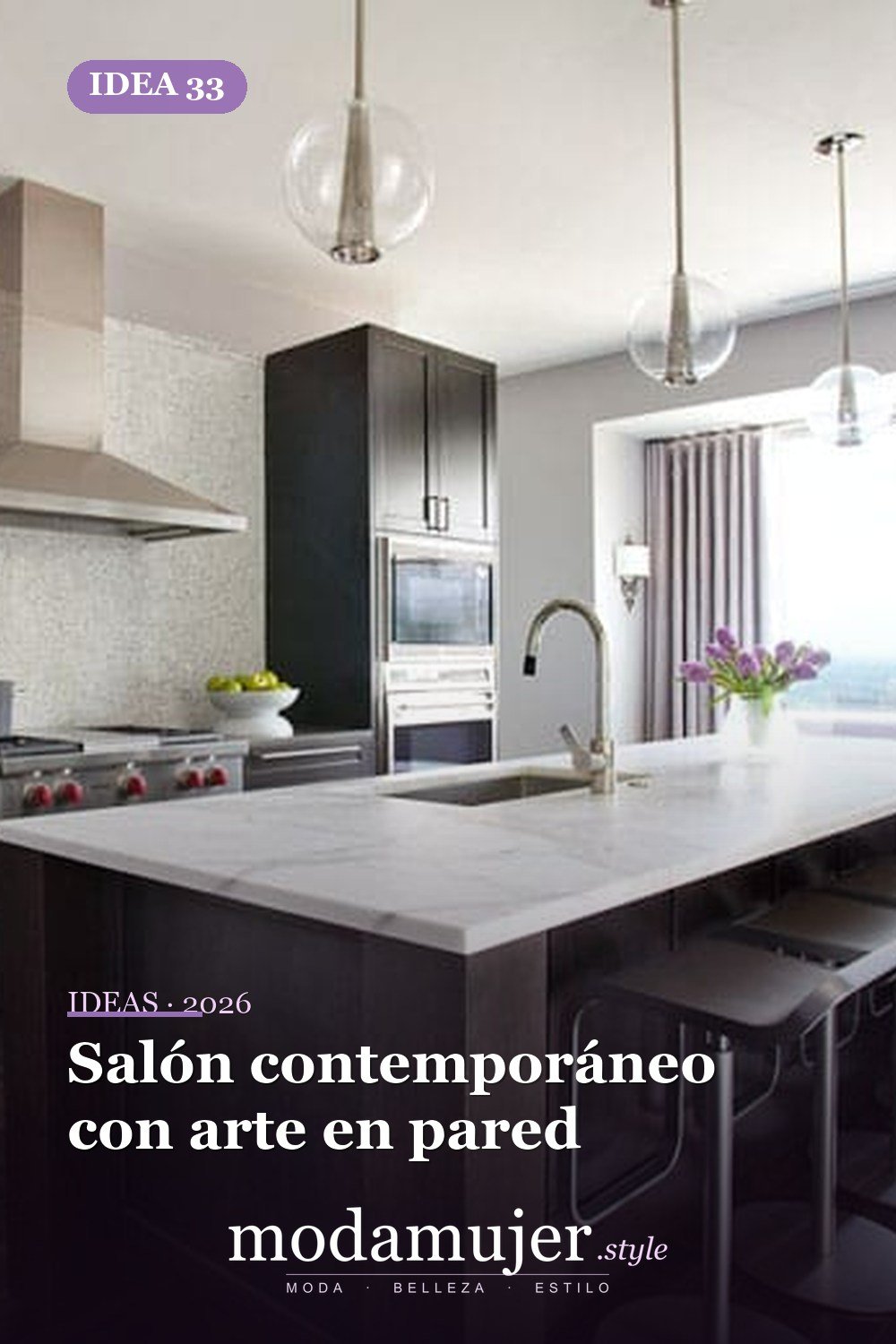 Salón contemporáneo con arte en pared — 40 pisos de madera oscura que dan vida a todo tipo de habitaciones